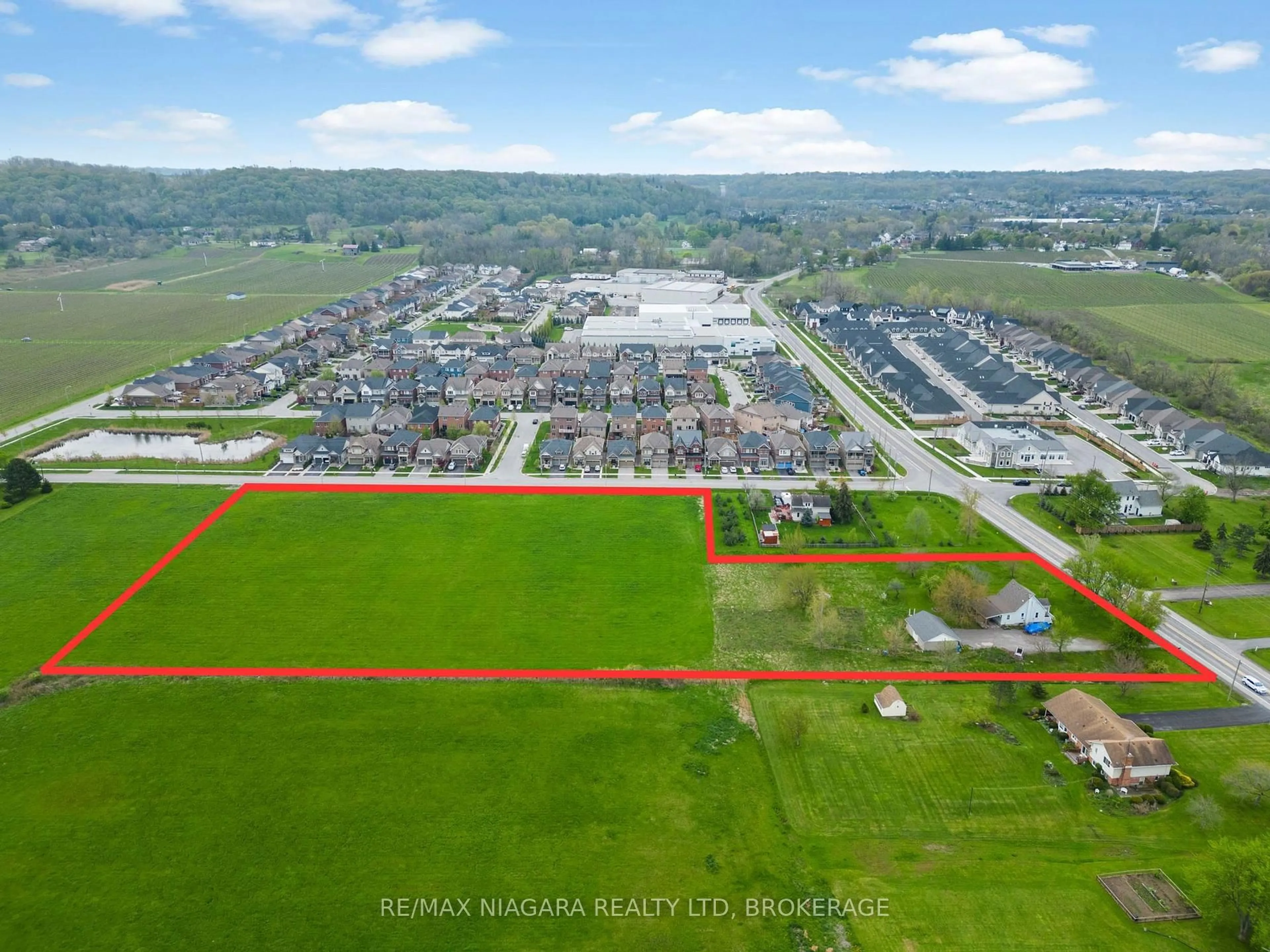 A pic from outside/outdoor area/front of a property/back of a property/a pic from drone, mountain view for 433 Four Mile Creek Rd, Niagara-on-the-Lake Ontario L0S 1N0