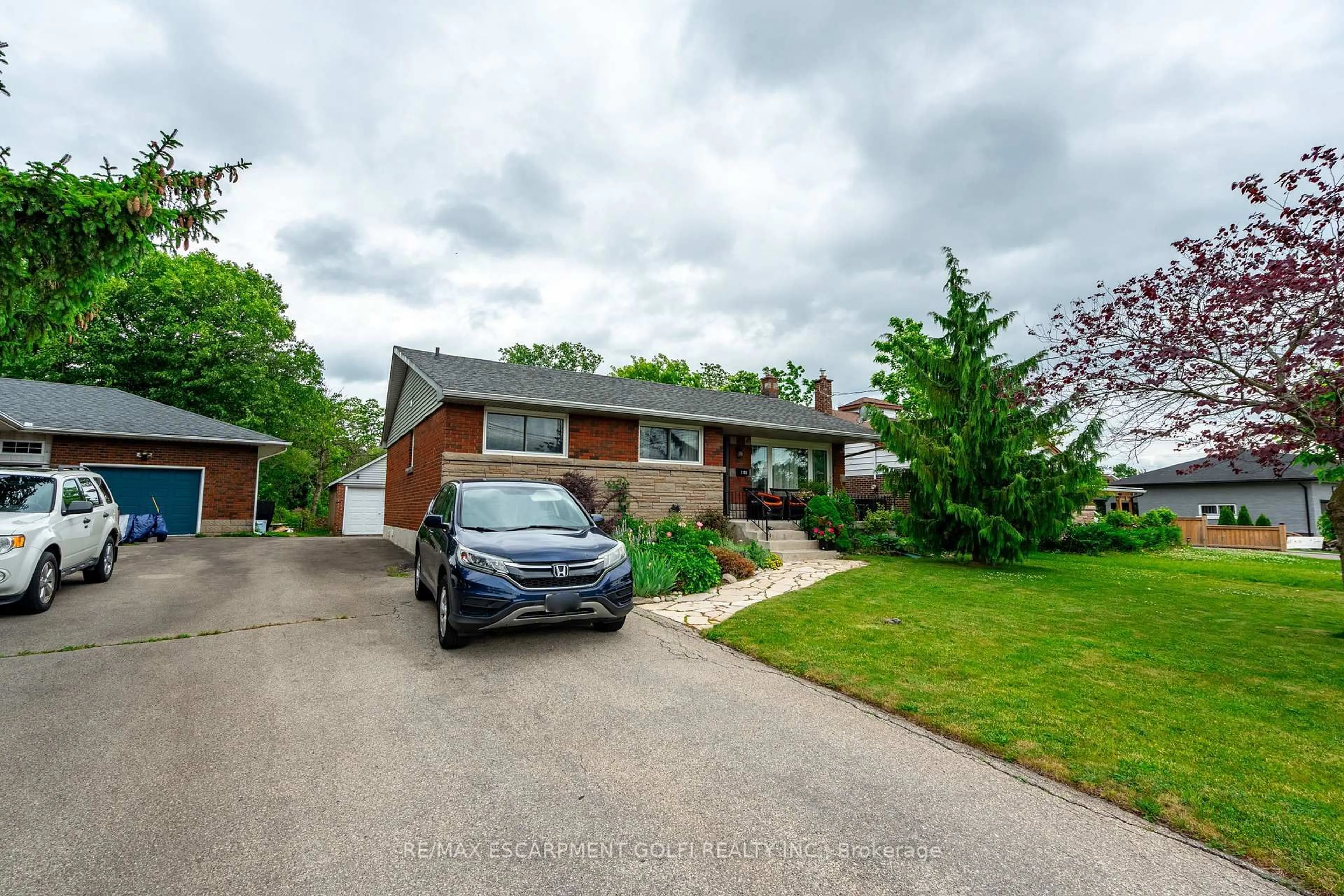 A pic from outside/outdoor area/front of a property/back of a property/a pic from drone, street for 7126 Roger Cres, Niagara Falls Ontario L2G 3A7
