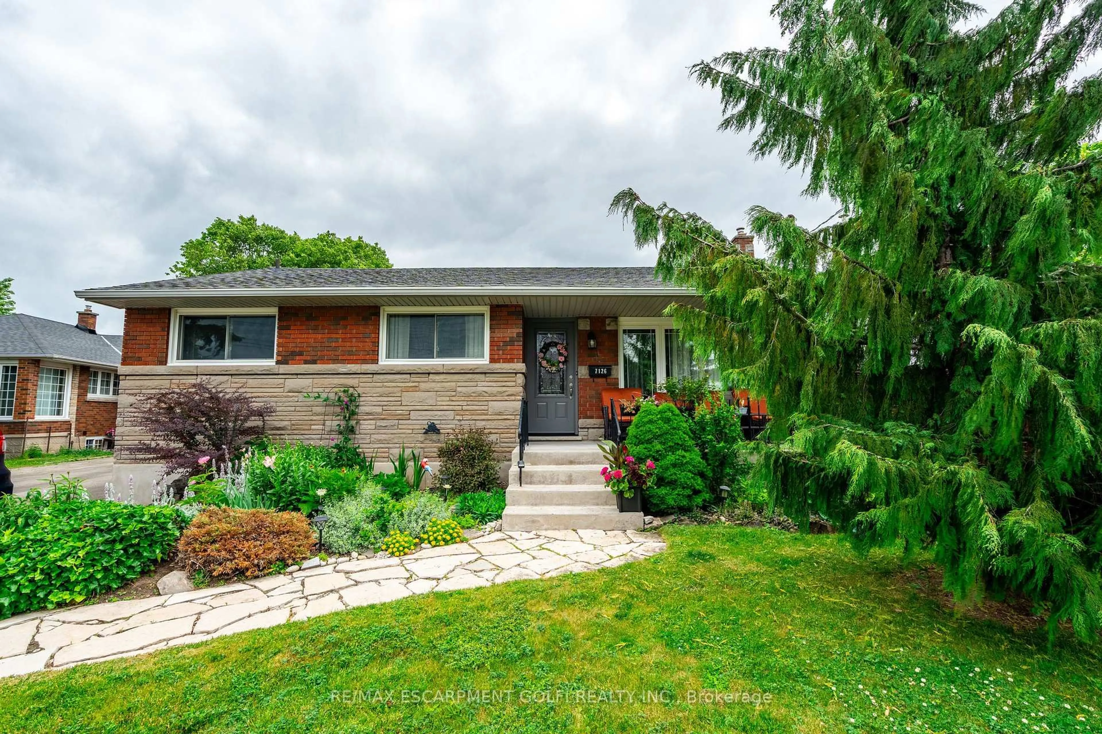 Home with brick exterior material, street for 7126 Roger Cres, Niagara Falls Ontario L2G 3A7