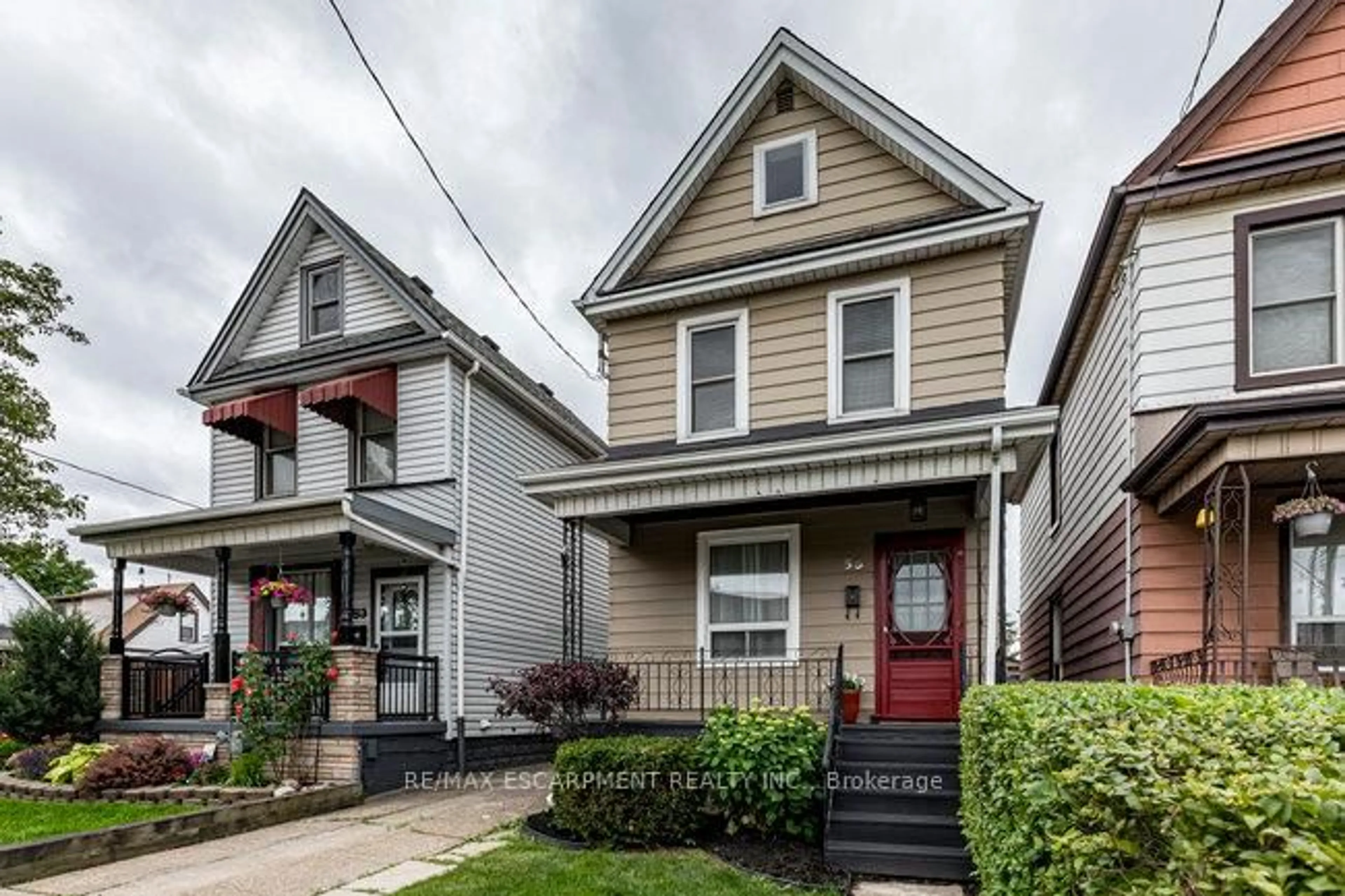 Home with vinyl exterior material, street for 55 Glendale Ave, Hamilton Ontario L8L 7J6