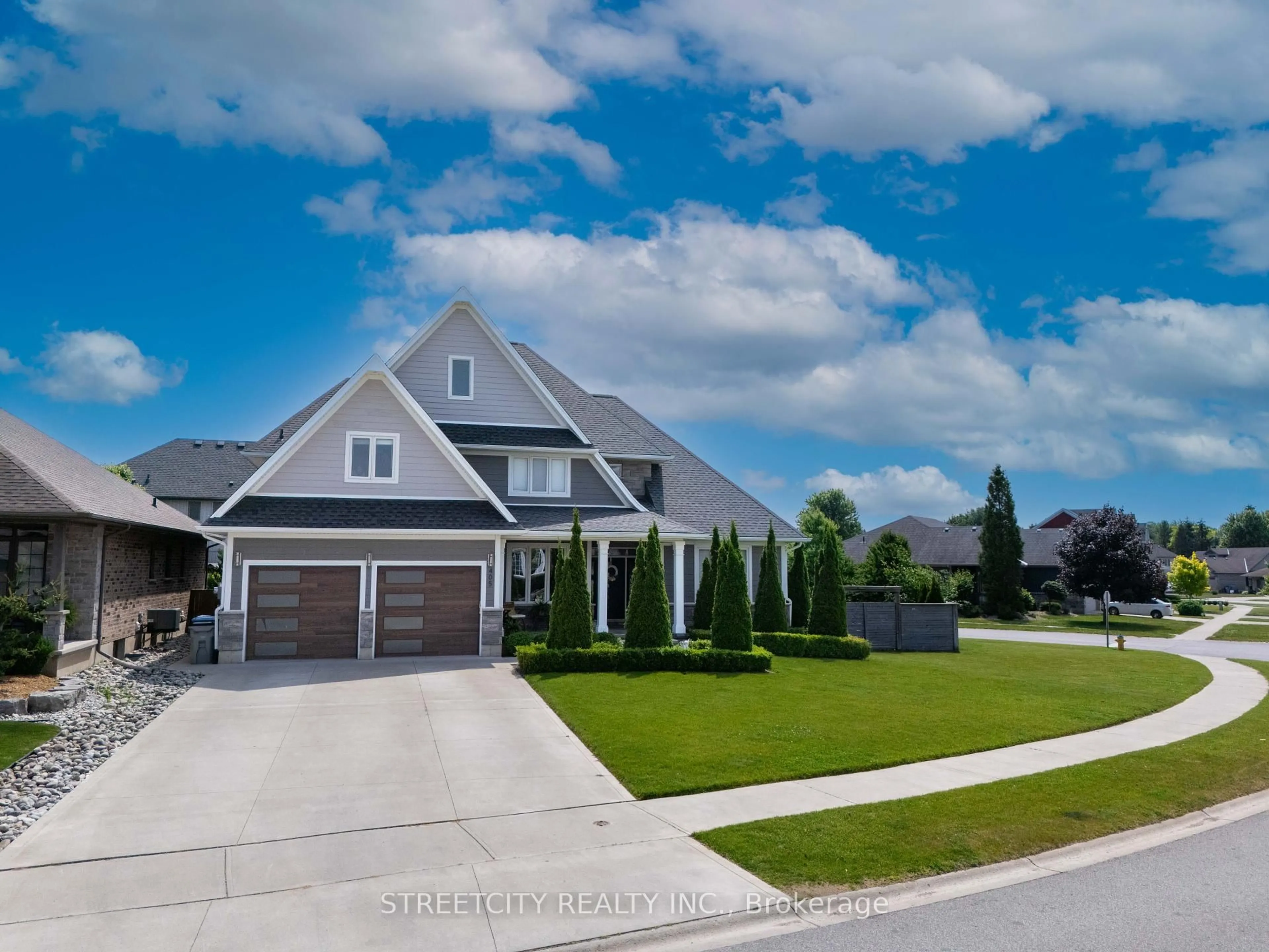 A pic from outside/outdoor area/front of a property/back of a property/a pic from drone, street for 405 Darcy Dr, Strathroy-Caradoc Ontario N7G 0A4