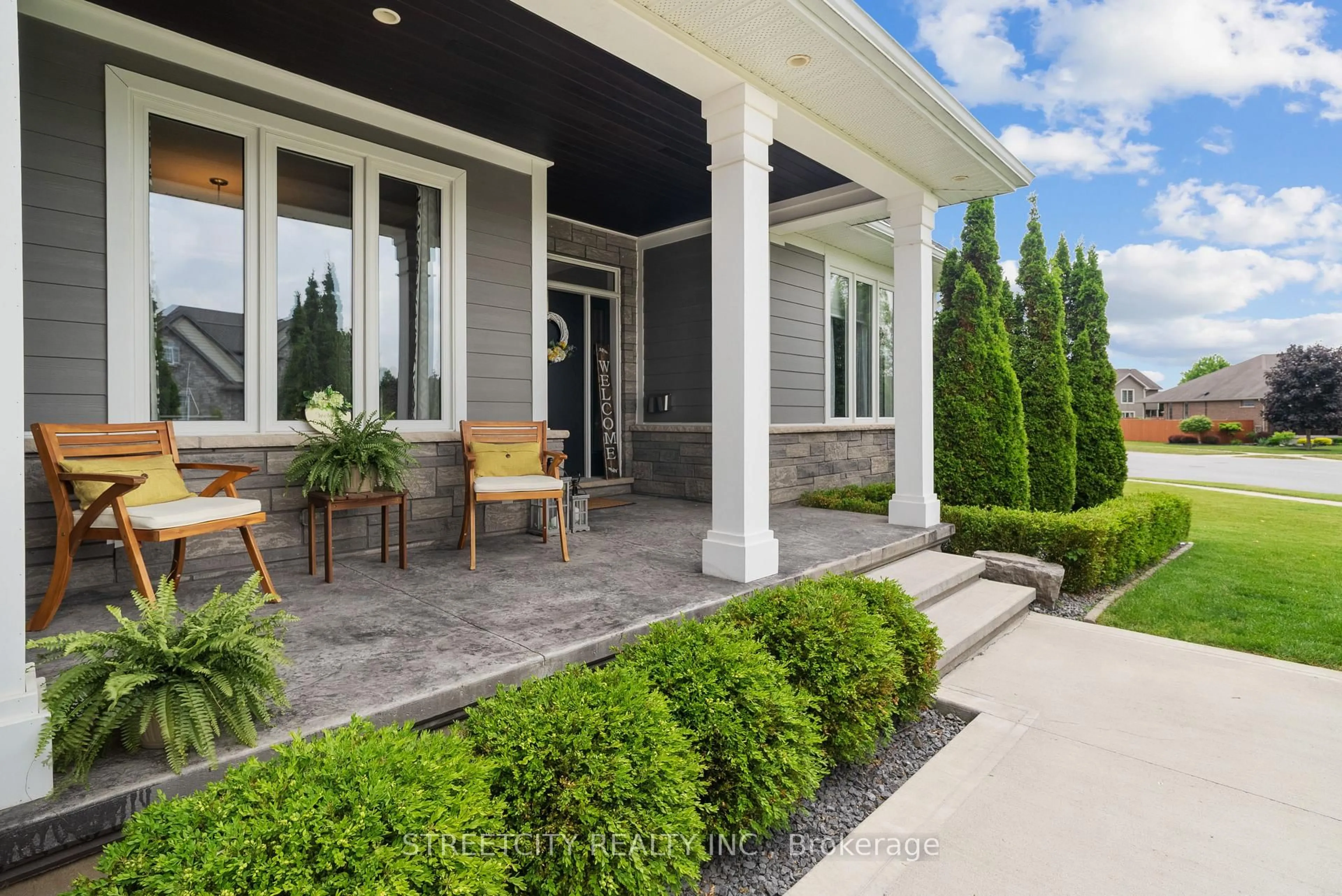 Patio, street for 405 Darcy Dr, Strathroy-Caradoc Ontario N7G 0A4