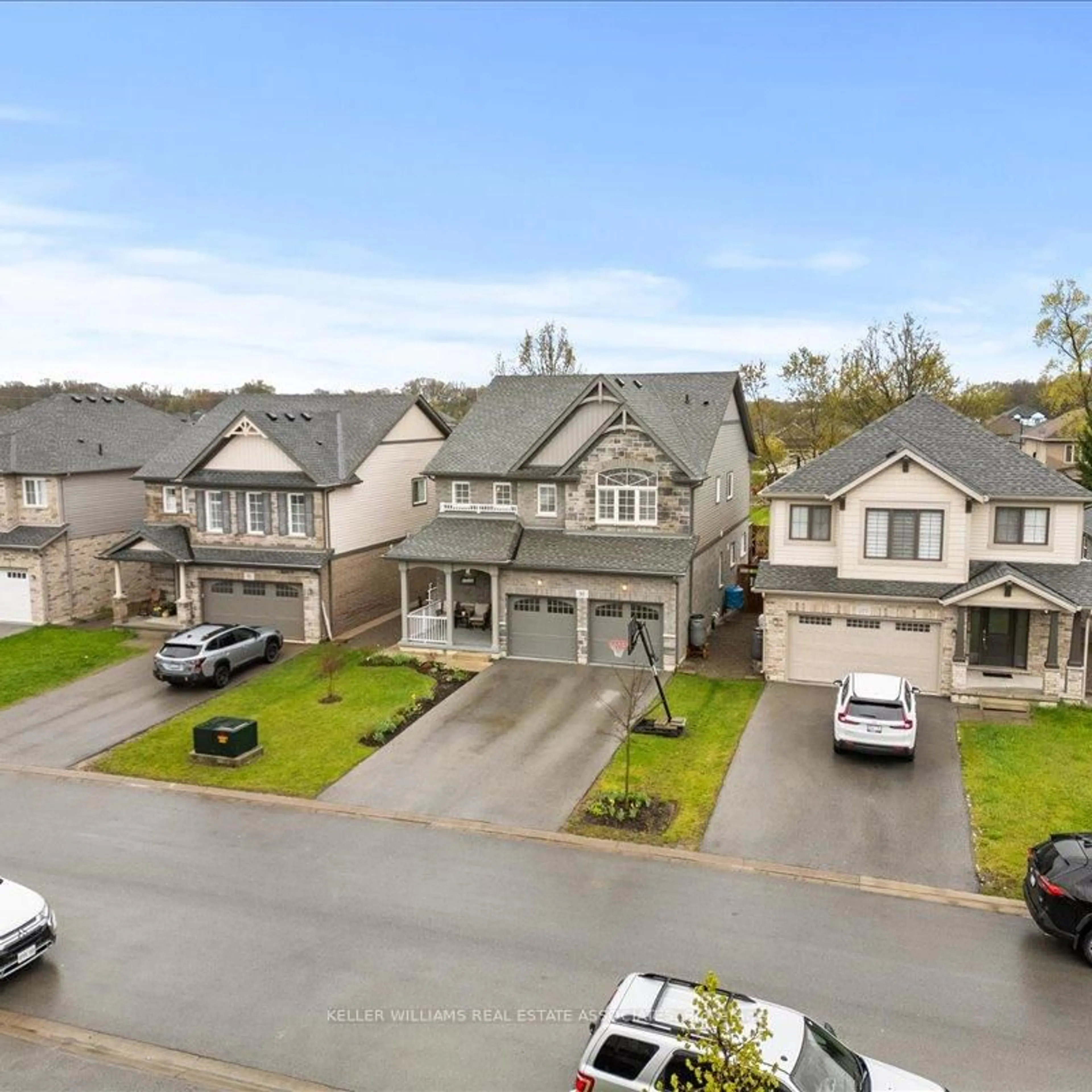 A pic from outside/outdoor area/front of a property/back of a property/a pic from drone, unknown for 99 Monarch St, Welland Ontario L3C 0E6