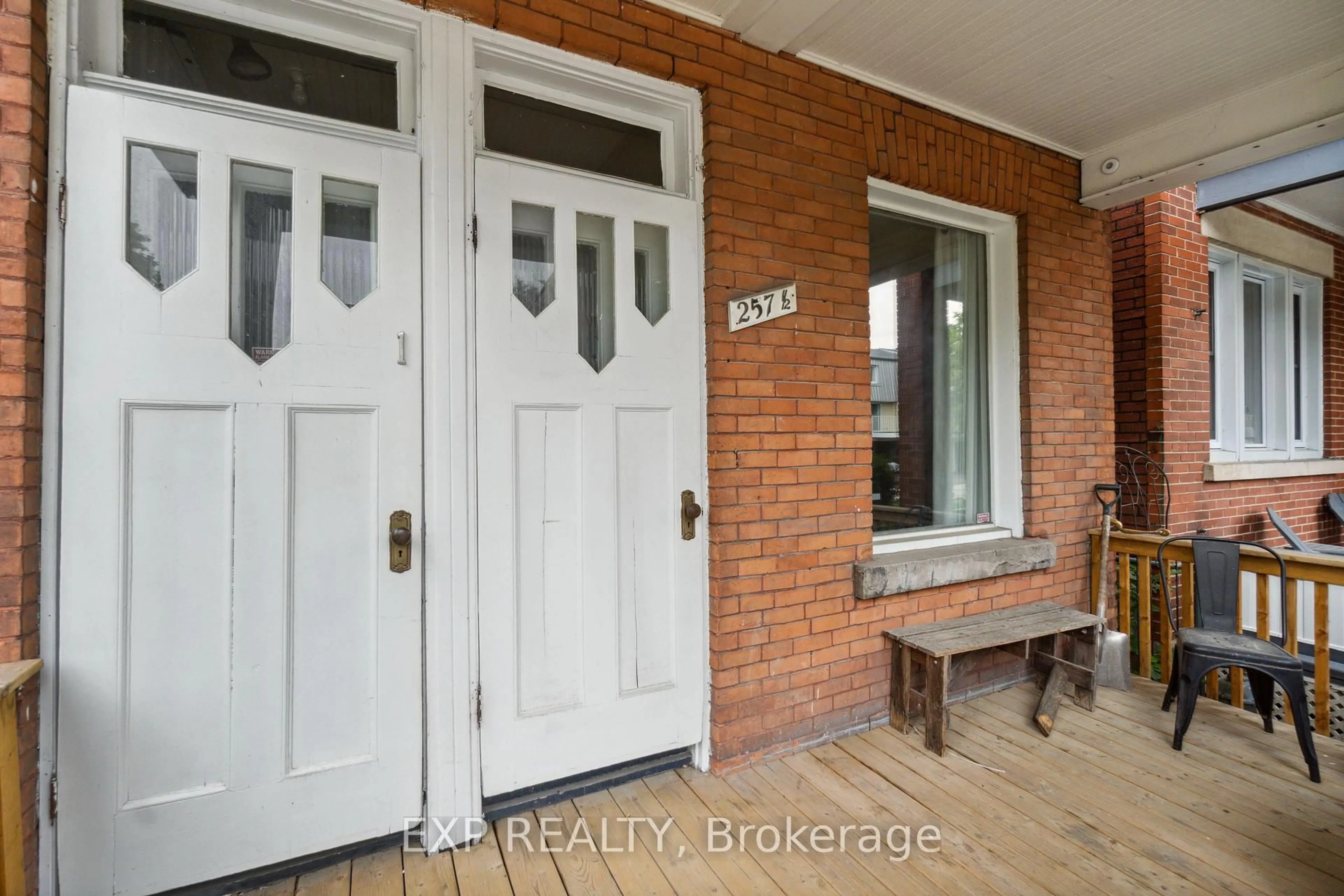 Indoor entryway for 257 St Andrew St, Ottawa Ontario K1N 5G8