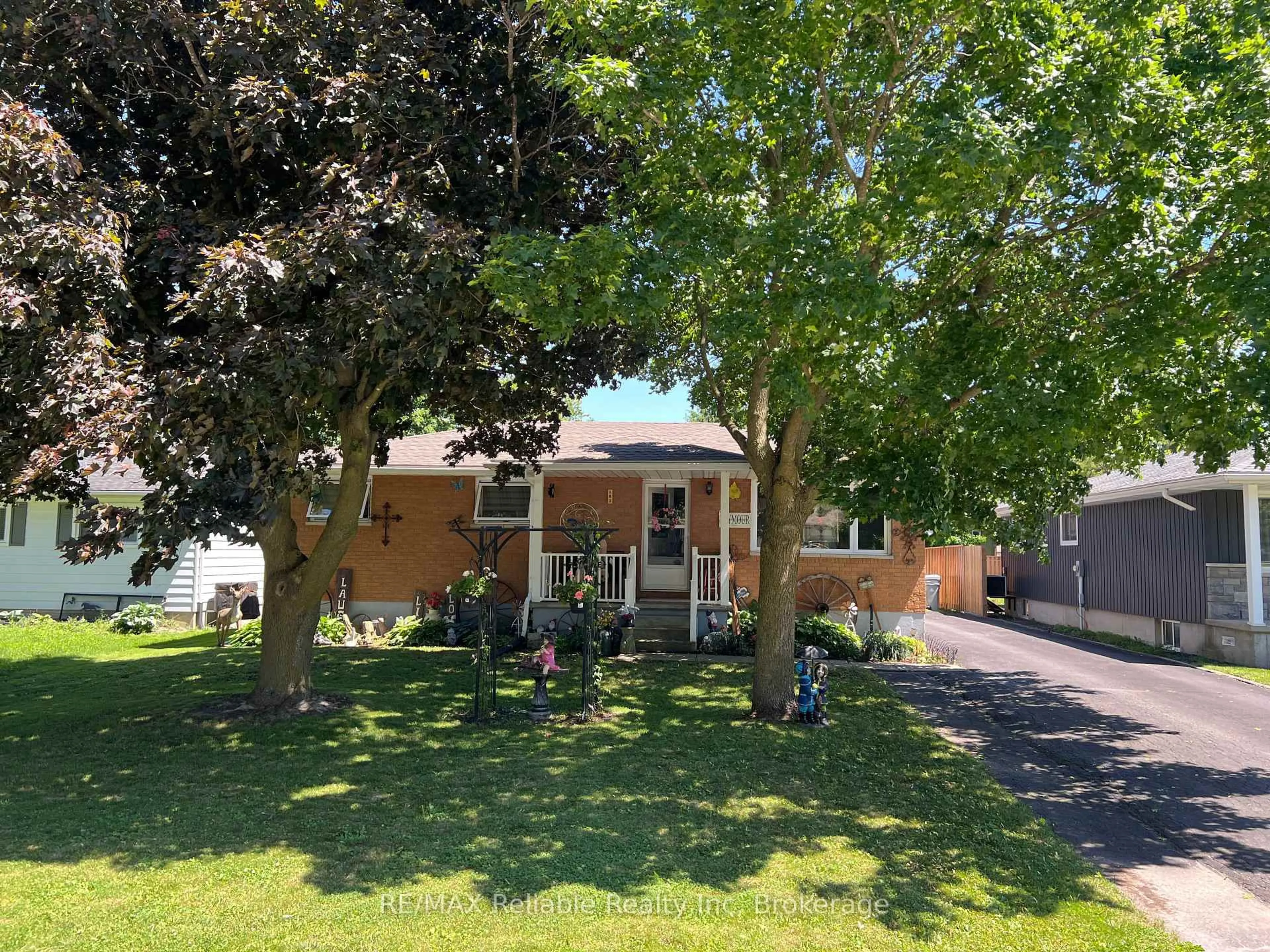 A pic from outside/outdoor area/front of a property/back of a property/a pic from drone, street for 182 Jarvis St, Huron East Ontario N0K 1W0