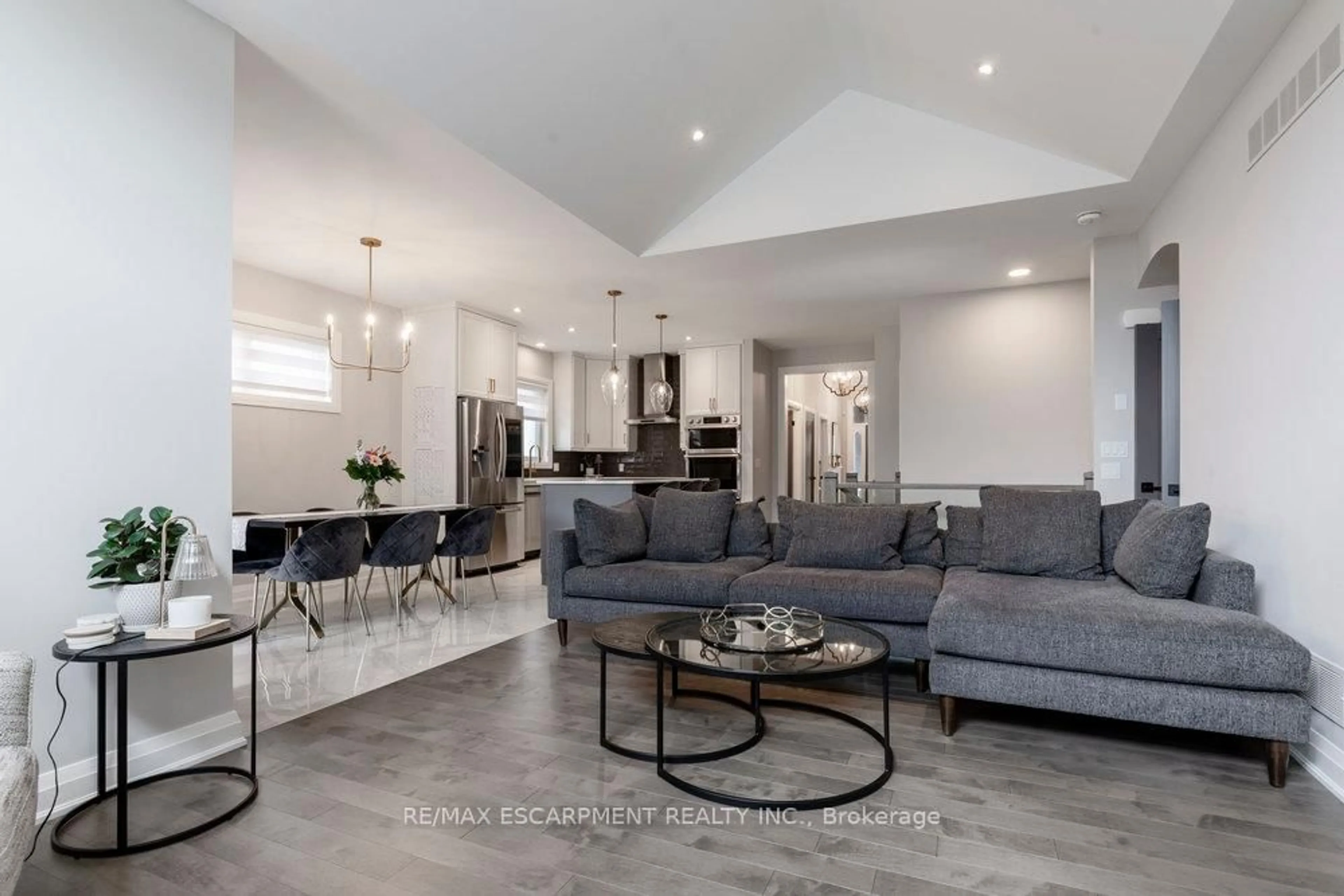 Living room with furniture, unknown for 98 Carrick Tr, Welland Ontario L3B 0E8