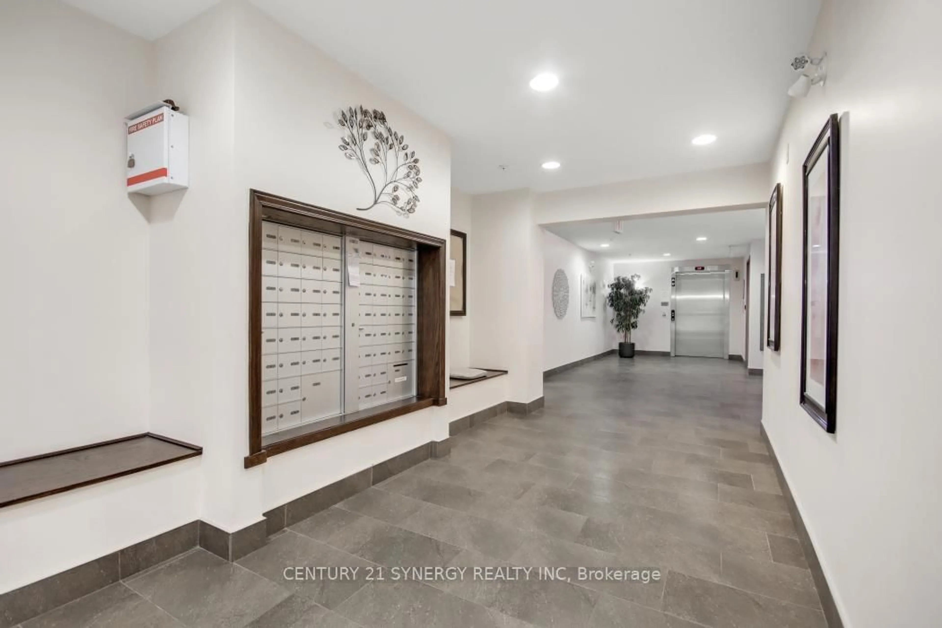 Indoor foyer for 141 POTTS Dr #112, Ottawa Ontario K4A 0X9