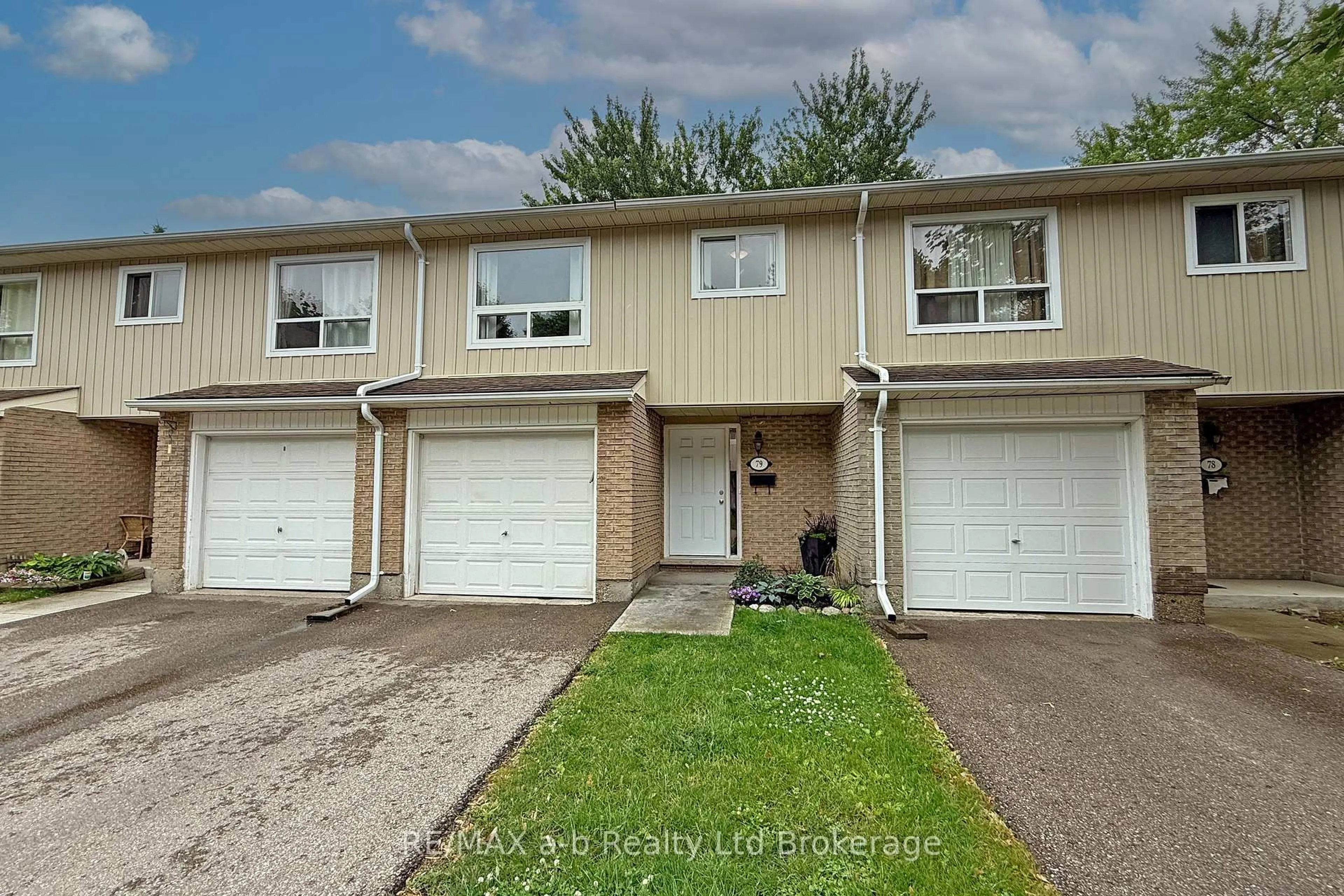 A pic from outside/outdoor area/front of a property/back of a property/a pic from drone, street for 279 Bluevale St #79, Waterloo Ontario N2J 4L8