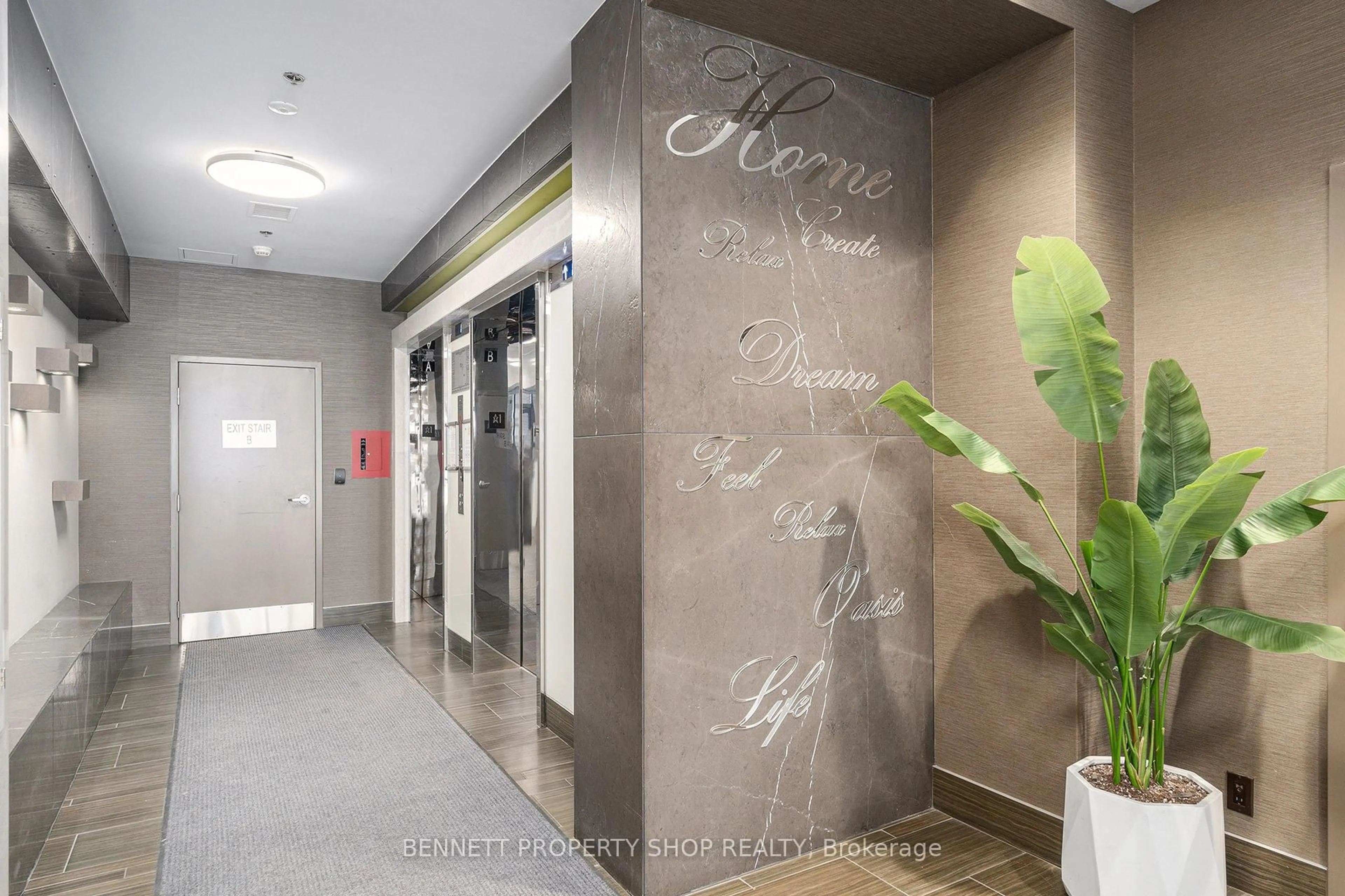 Indoor foyer for 118 Holmwood Ave #PH06, Ottawa Ontario K1S 5J5