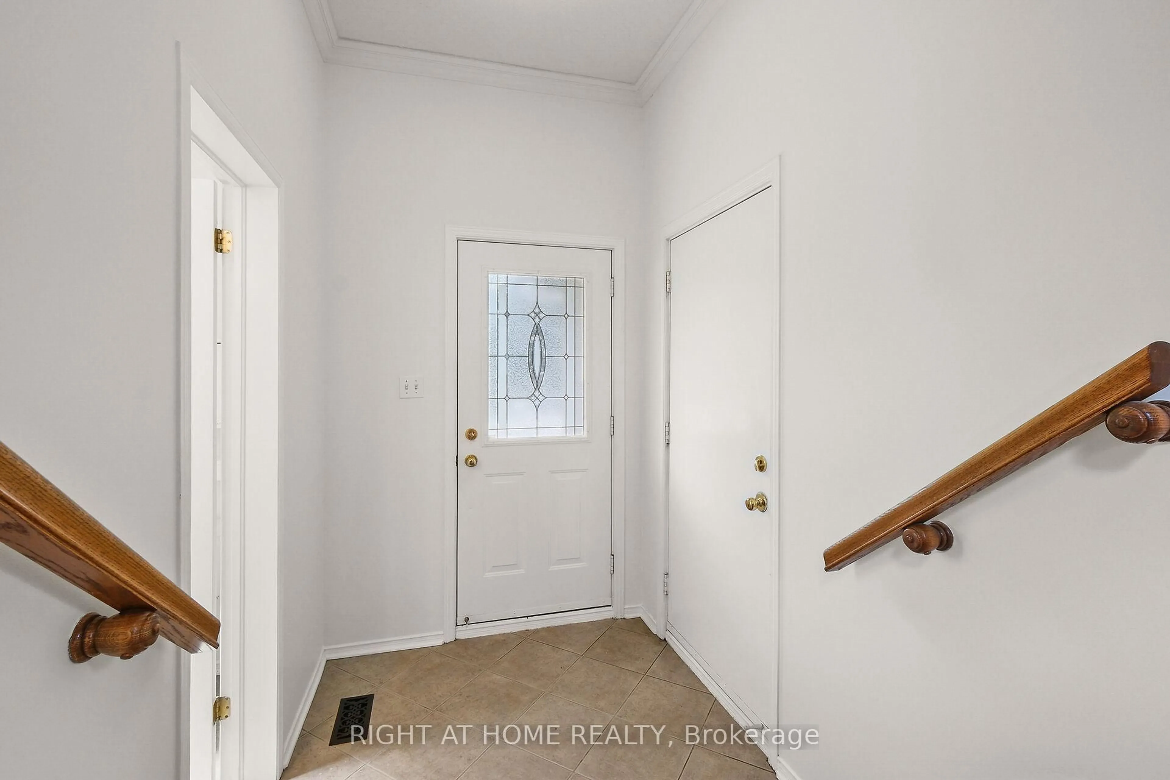 Indoor entryway for 77 Flowertree Cres, Ottawa Ontario K2M 2R7