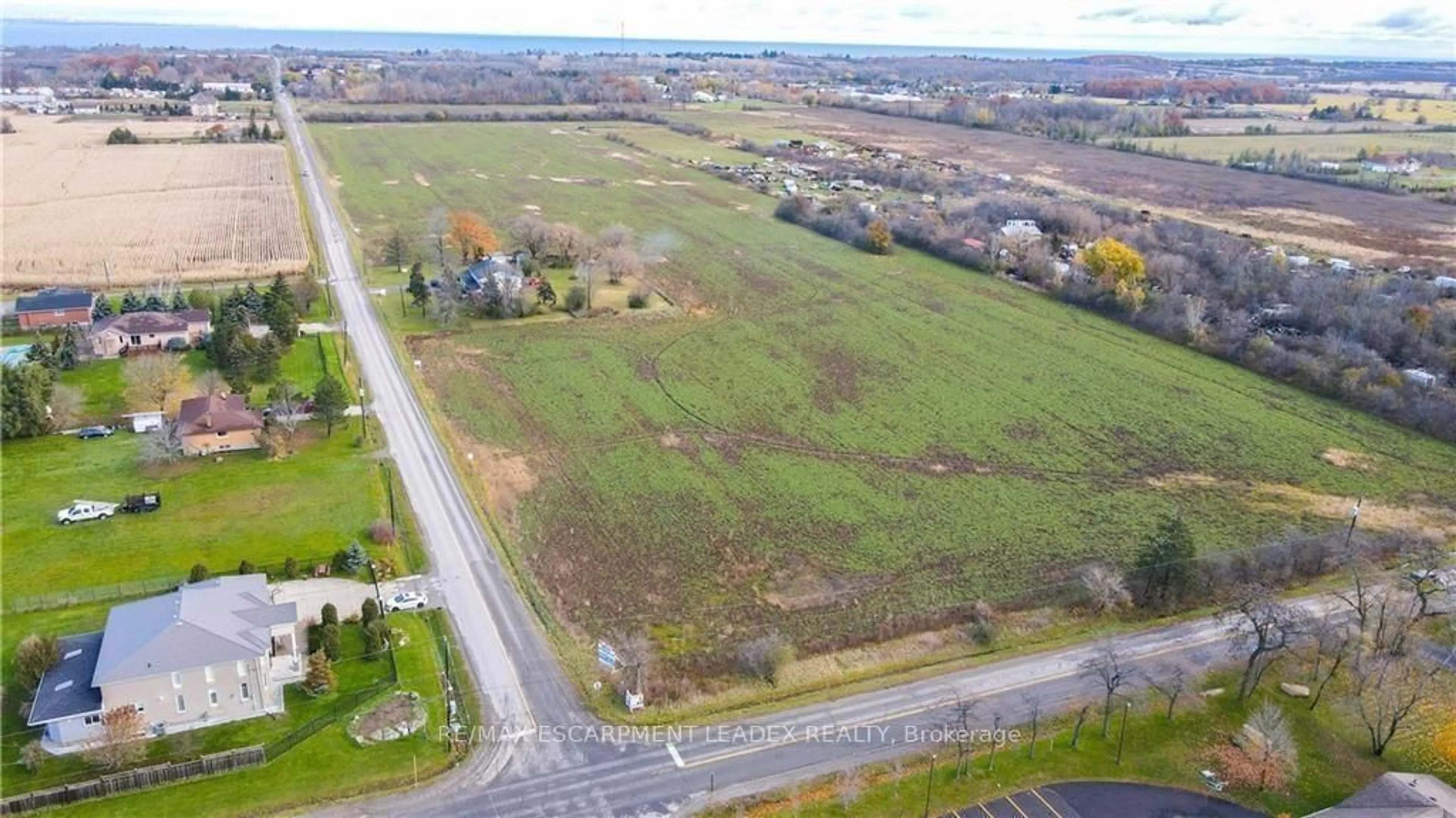 A pic from outside/outdoor area/front of a property/back of a property/a pic from drone, street for 298 SECOND Rd, Hamilton Ontario L8J 3J4