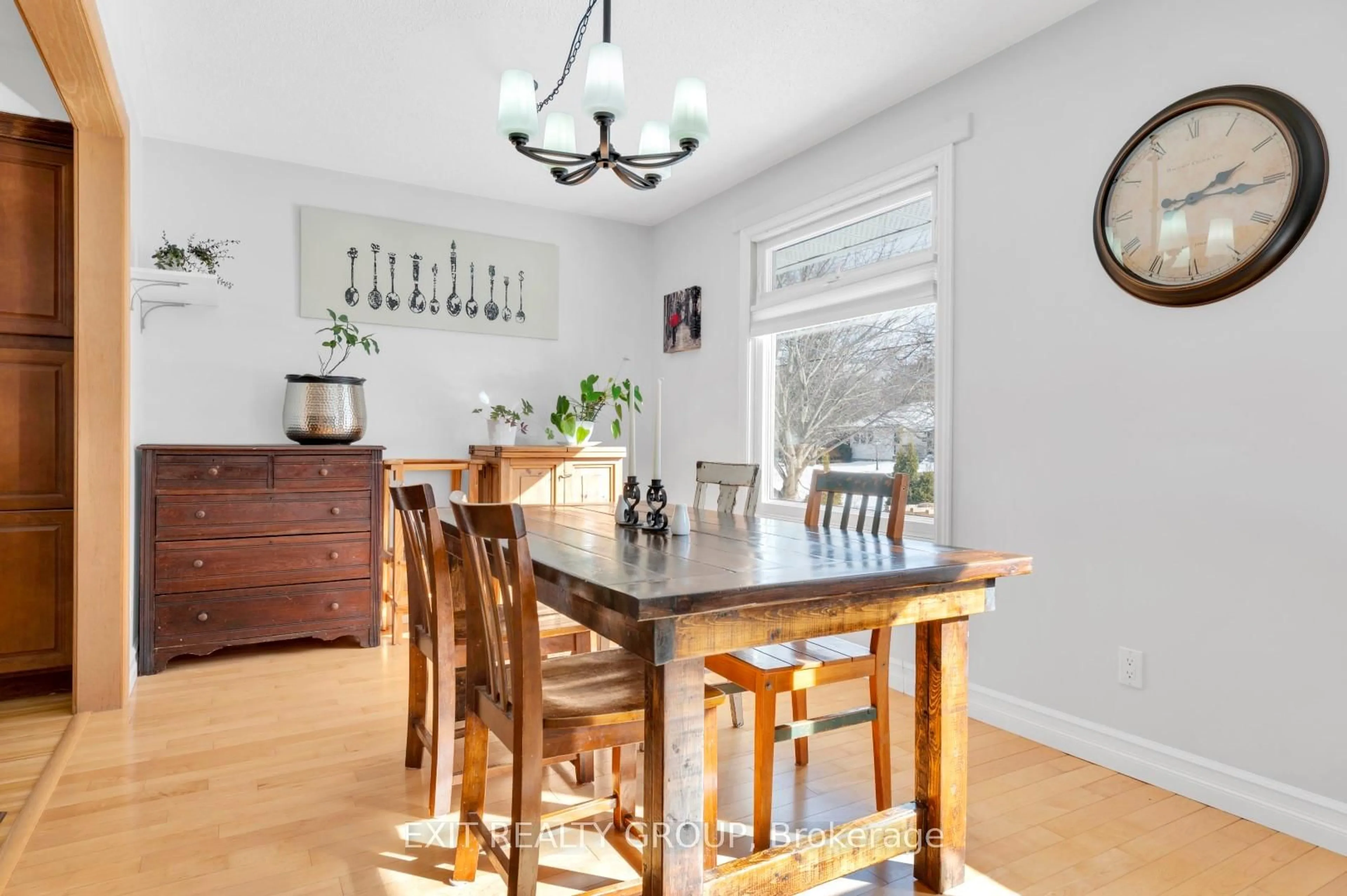 Dining room, wood/laminate floor for 96 Maple Dr, Belleville Ontario K8P 2R2