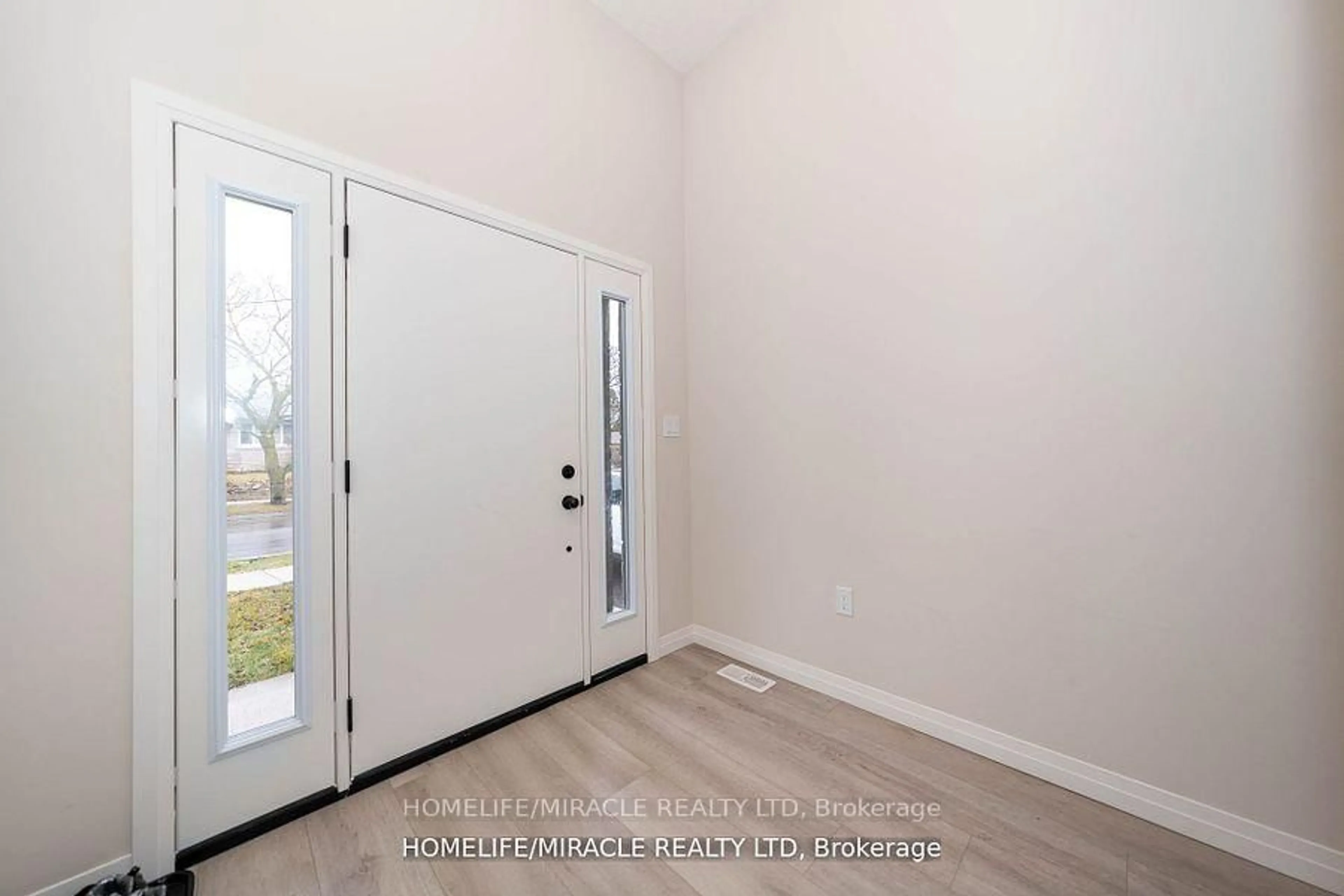 Indoor entryway for 139 Siebert Ave, Kitchener Ontario N2C 2A5