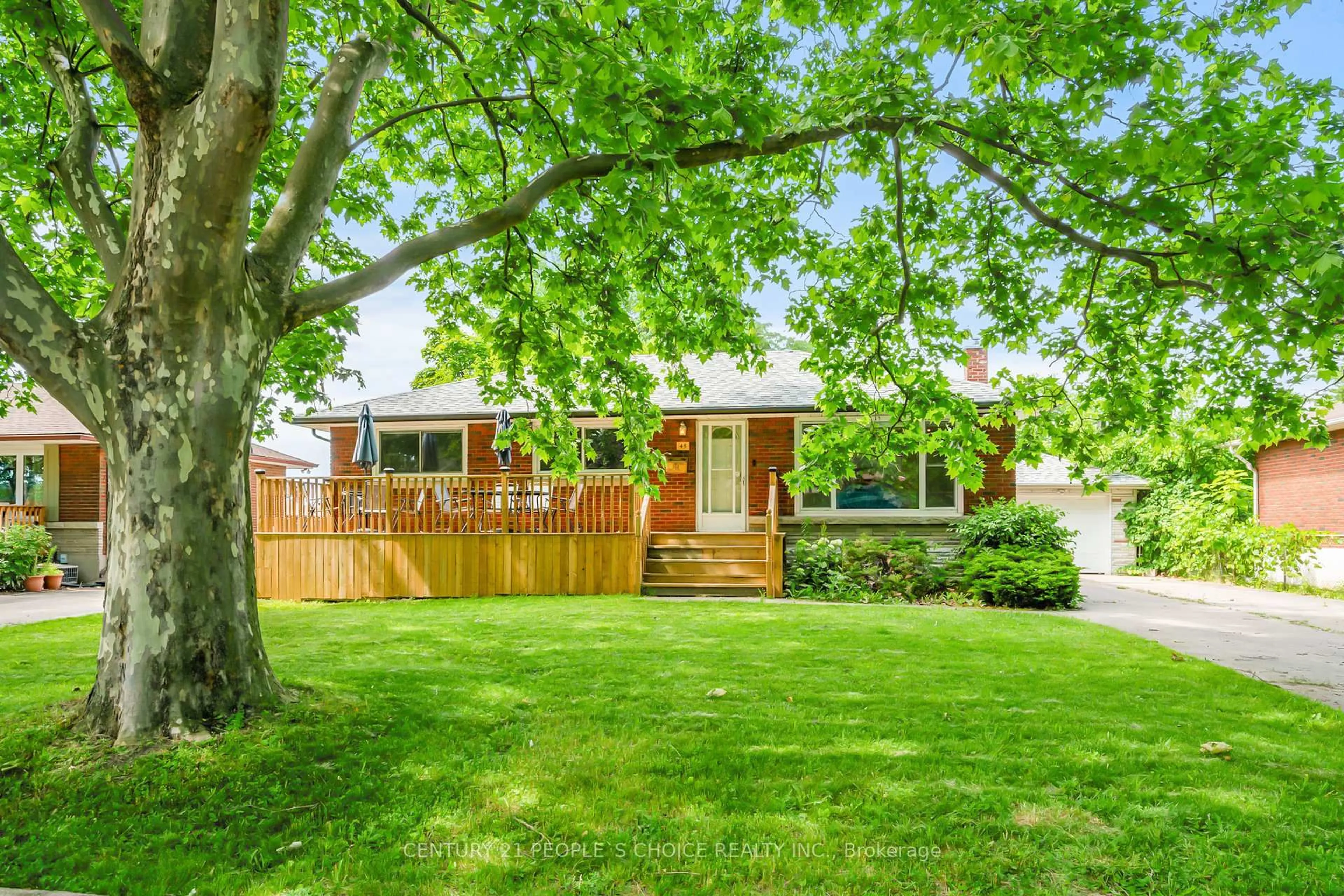 A pic from outside/outdoor area/front of a property/back of a property/a pic from drone, street for 45 Chestnut St, St. Catharines Ontario L2T 2E5