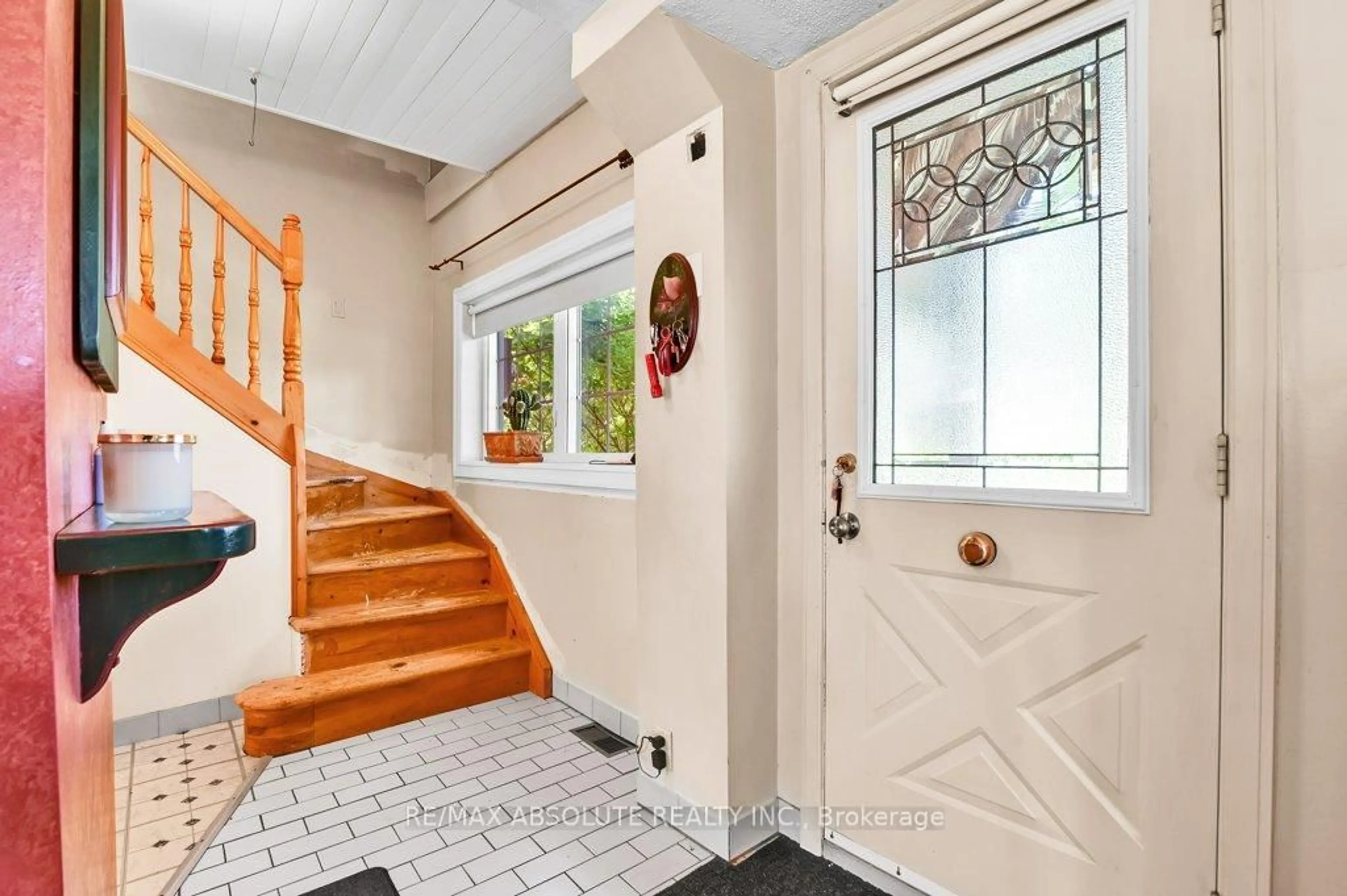 Indoor entryway for 979 Hillmillar St, Orleans Ontario K4C 1R4