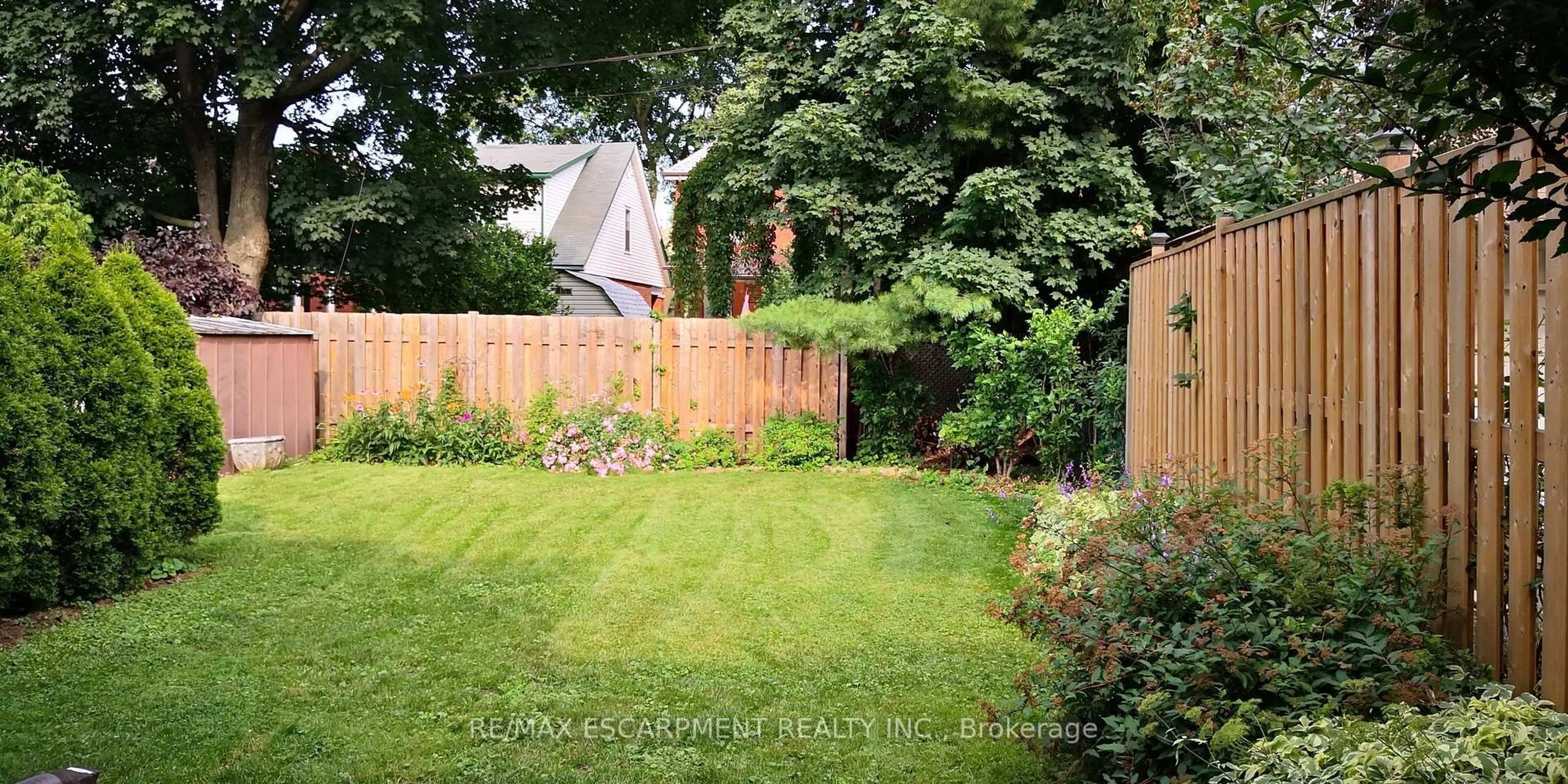 Patio, street for 167 BALMORAL Ave, Hamilton Ontario L8M 3K2