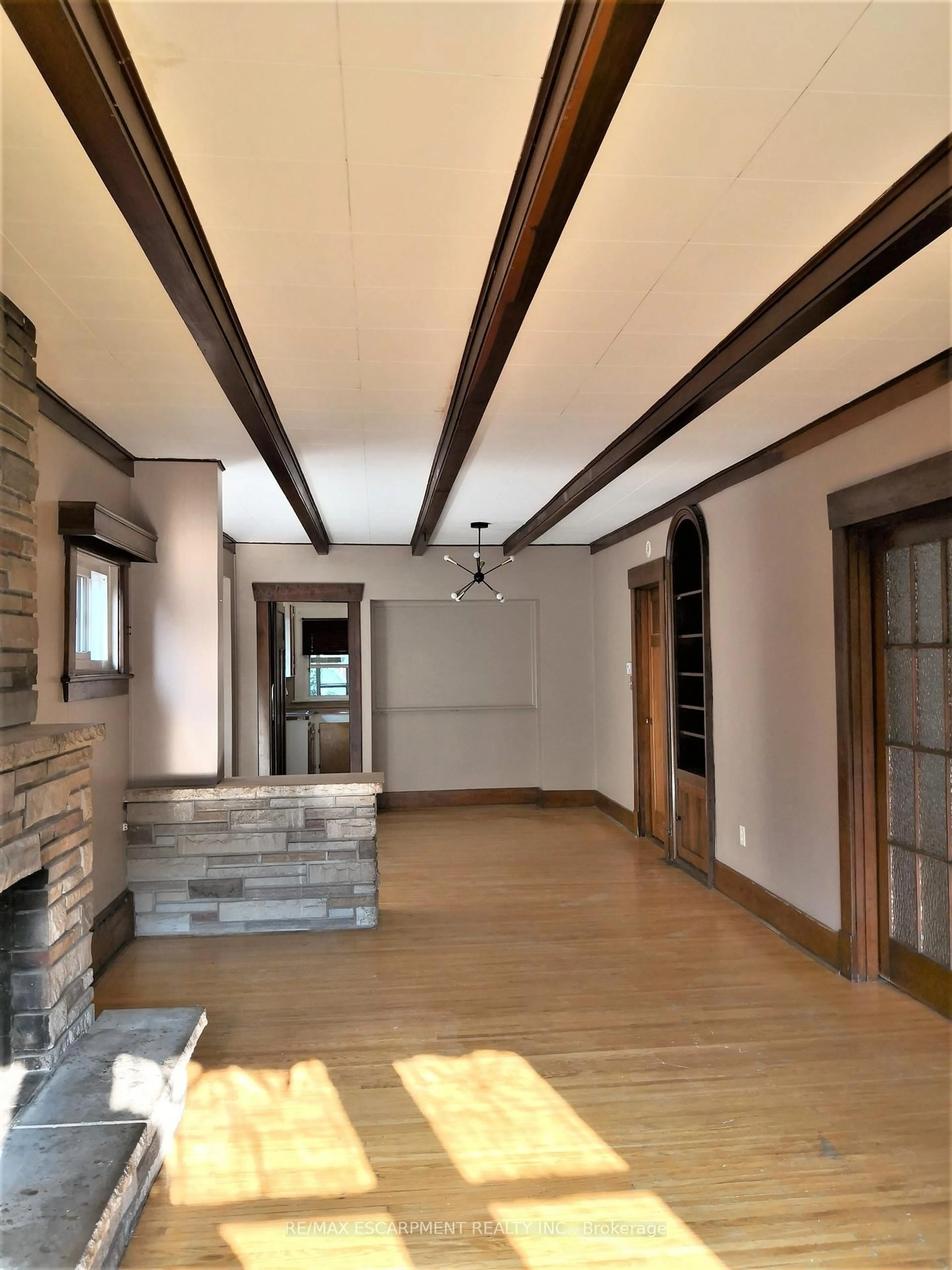 Indoor foyer for 167 BALMORAL Ave, Hamilton Ontario L8M 3K2
