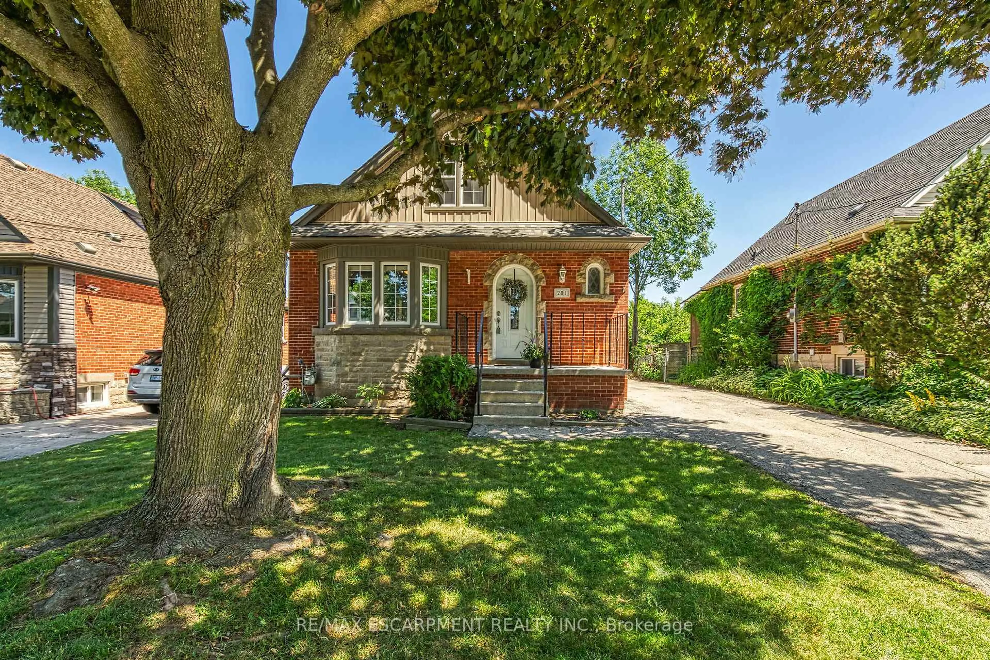 Home with brick exterior material, street for 281 East 17th St, Hamilton Ontario L9A 4M6