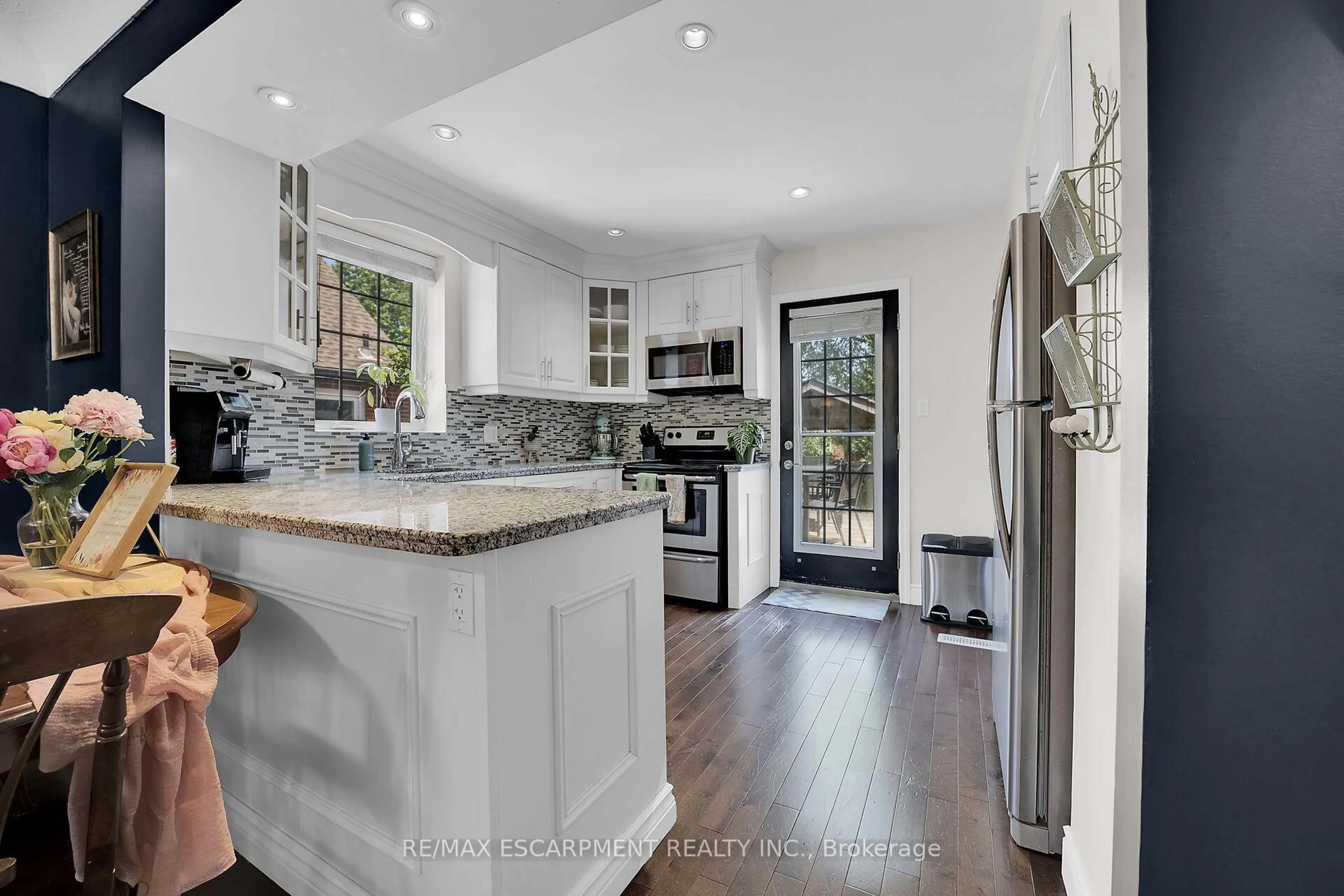 Open concept kitchen, ceramic/tile floor for 281 East 17th St, Hamilton Ontario L9A 4M6