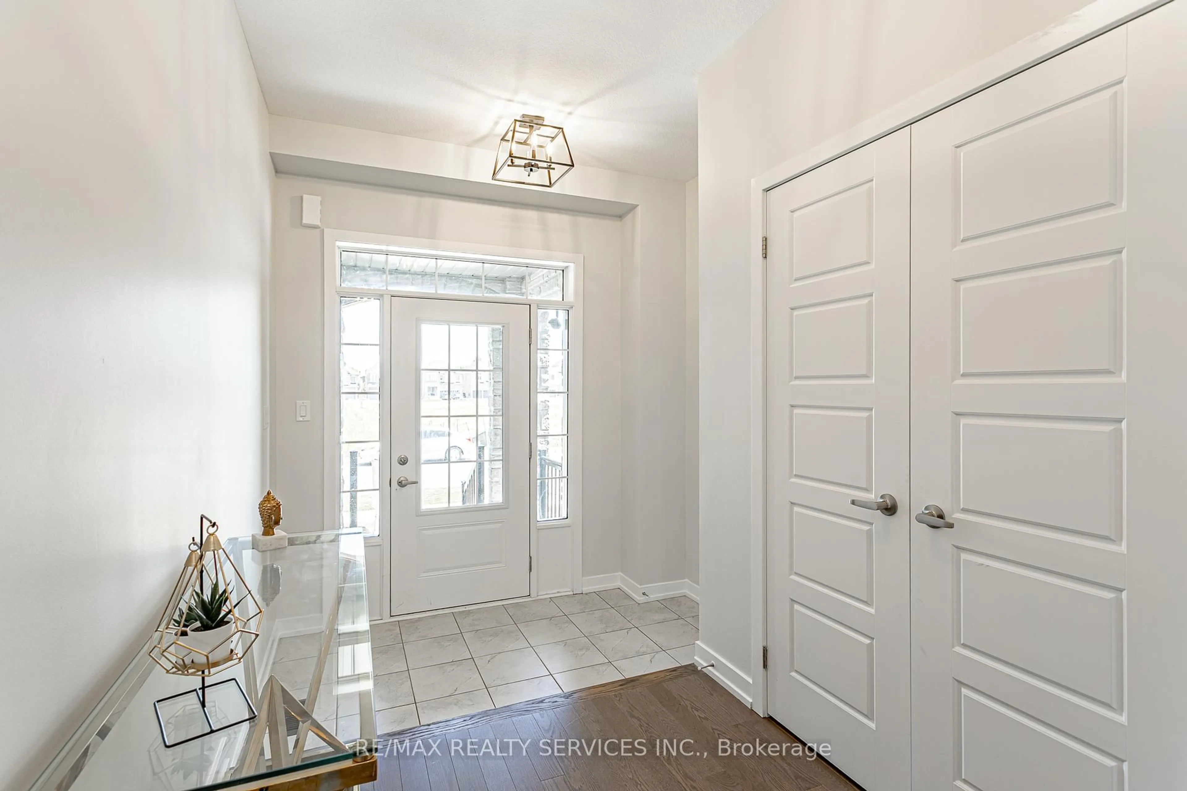 Indoor entryway for 52 Lumb Dr, Cambridge Ontario N1T 1W6