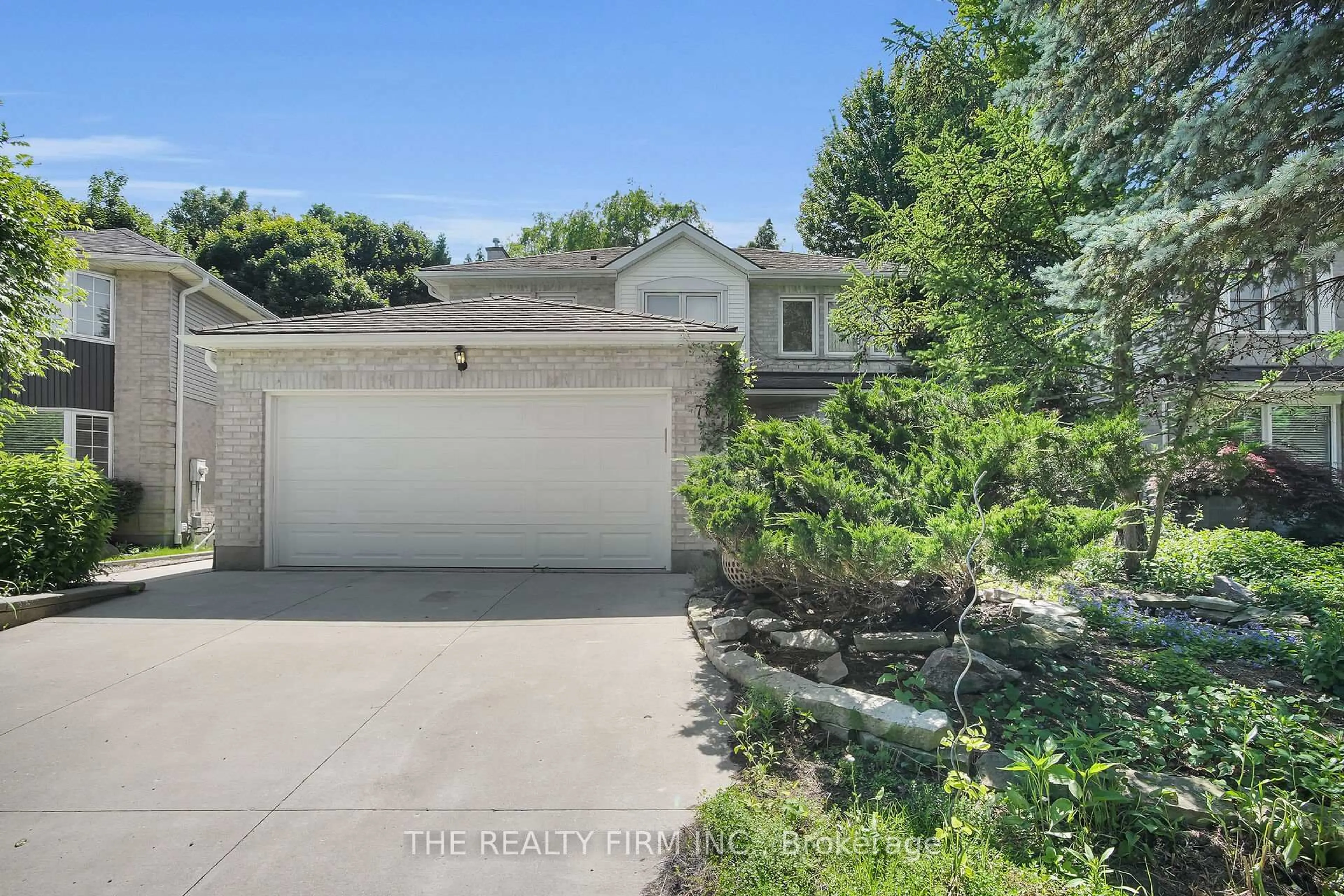 A pic from outside/outdoor area/front of a property/back of a property/a pic from drone, street for 78 Colonial Cres, London North Ontario N6H 4X4