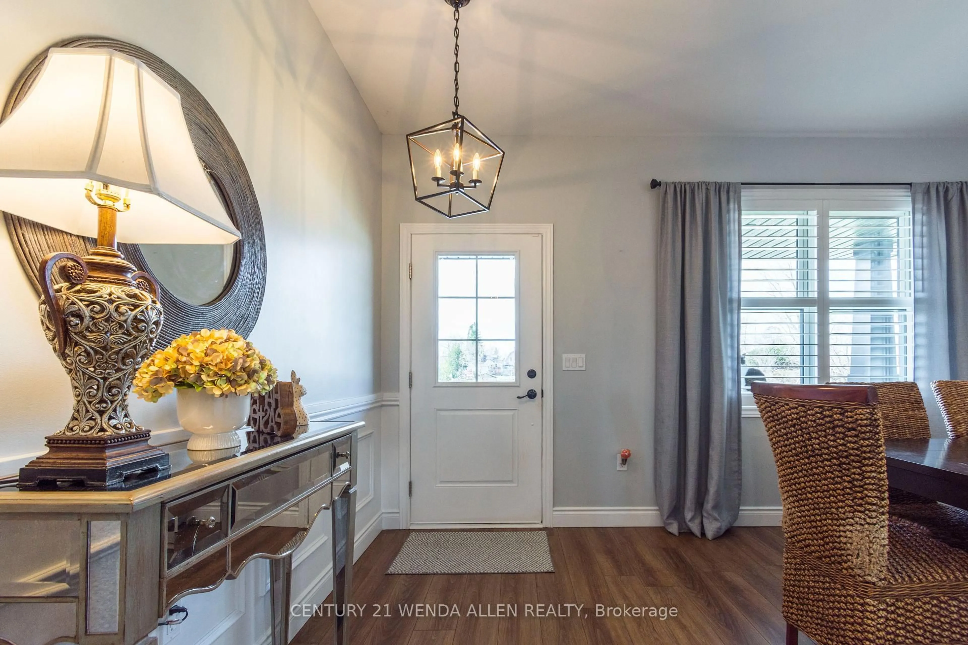 Indoor entryway for 6 Carrick St, Stirling Ontario K0K 3E0