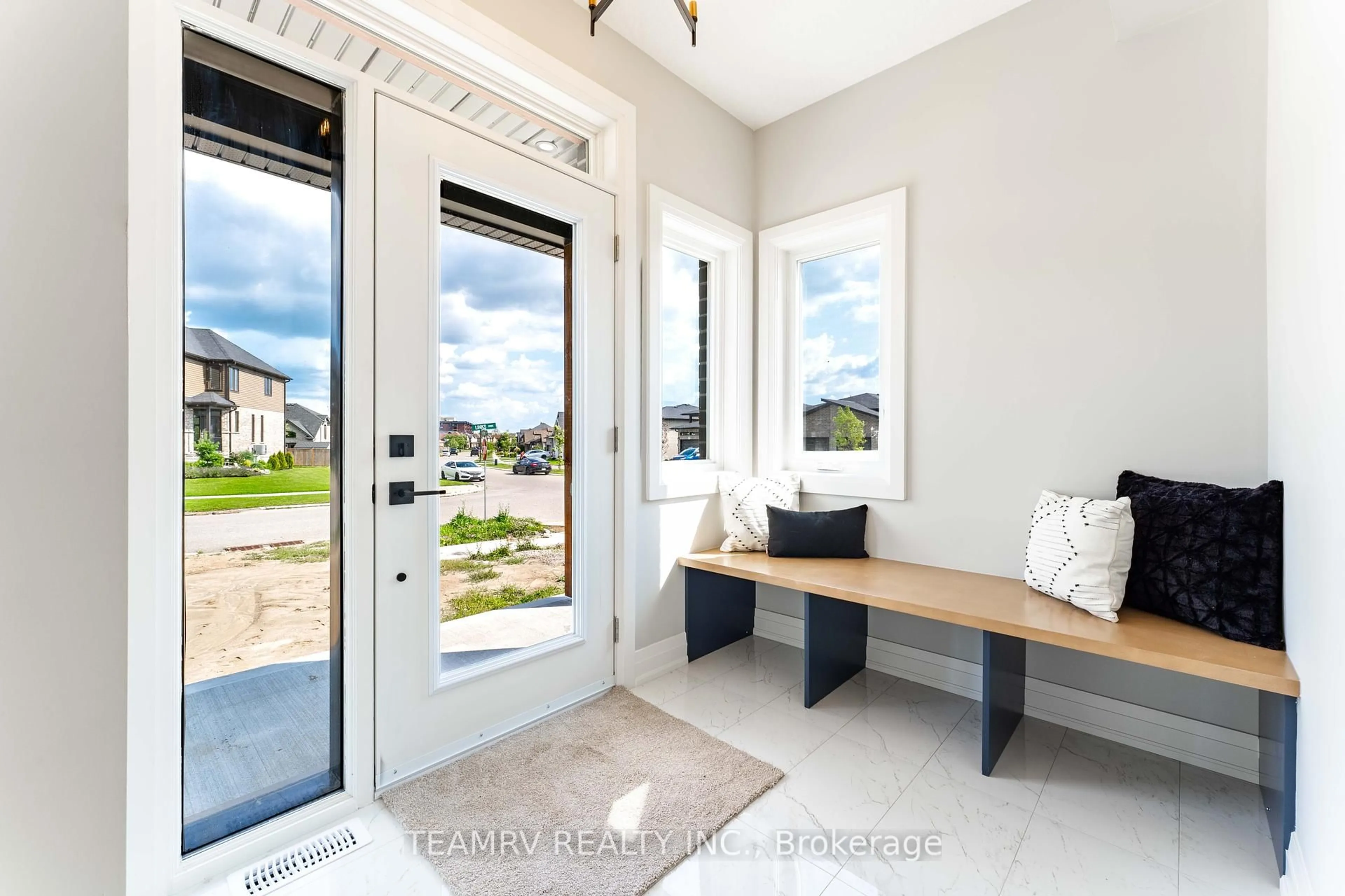 Indoor entryway for 523 Fairway Rd, Woodstock Ontario N4T 0K8