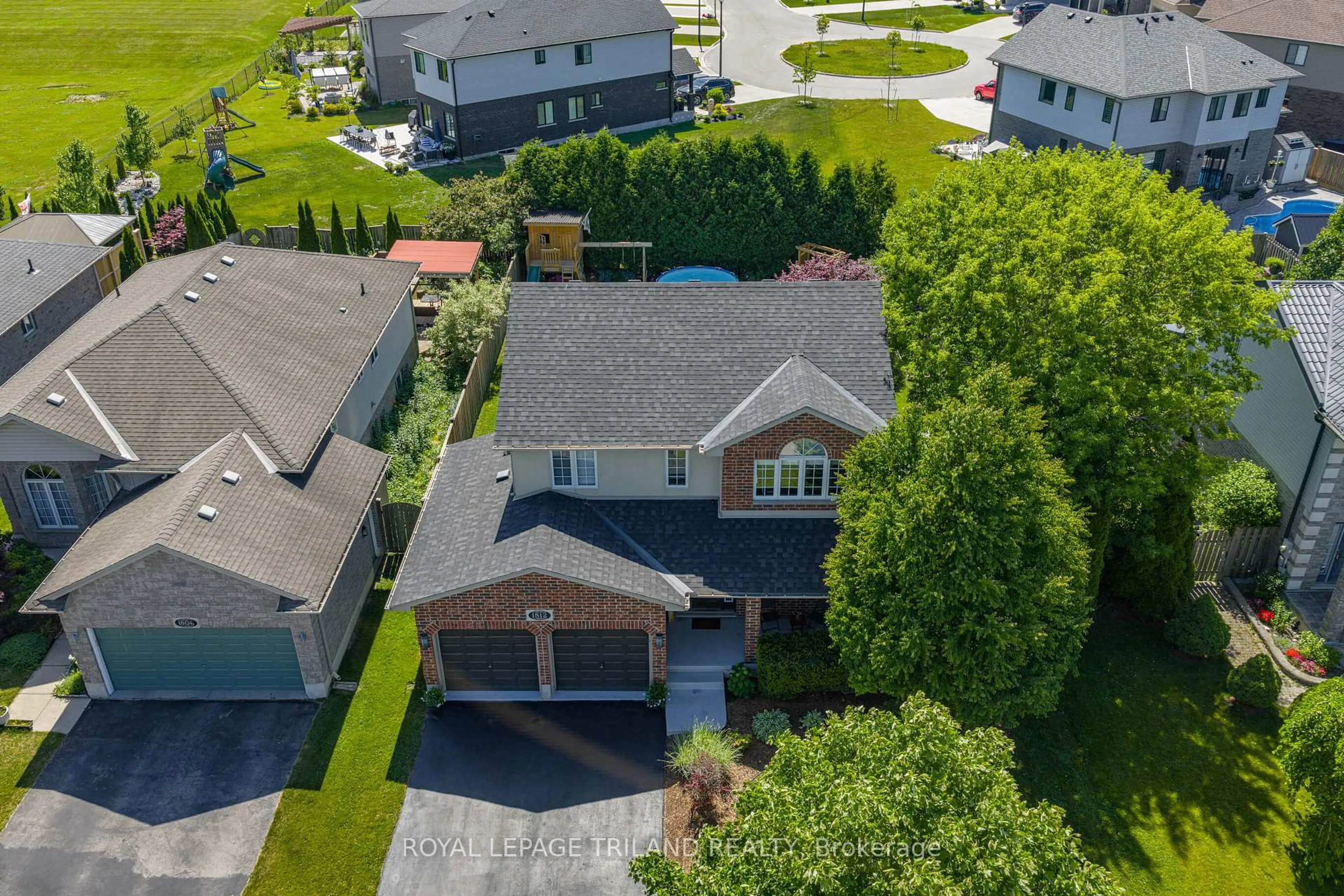 A pic from outside/outdoor area/front of a property/back of a property/a pic from drone, street for 1812 Bayswater Cres, London North Ontario N6G 5N1