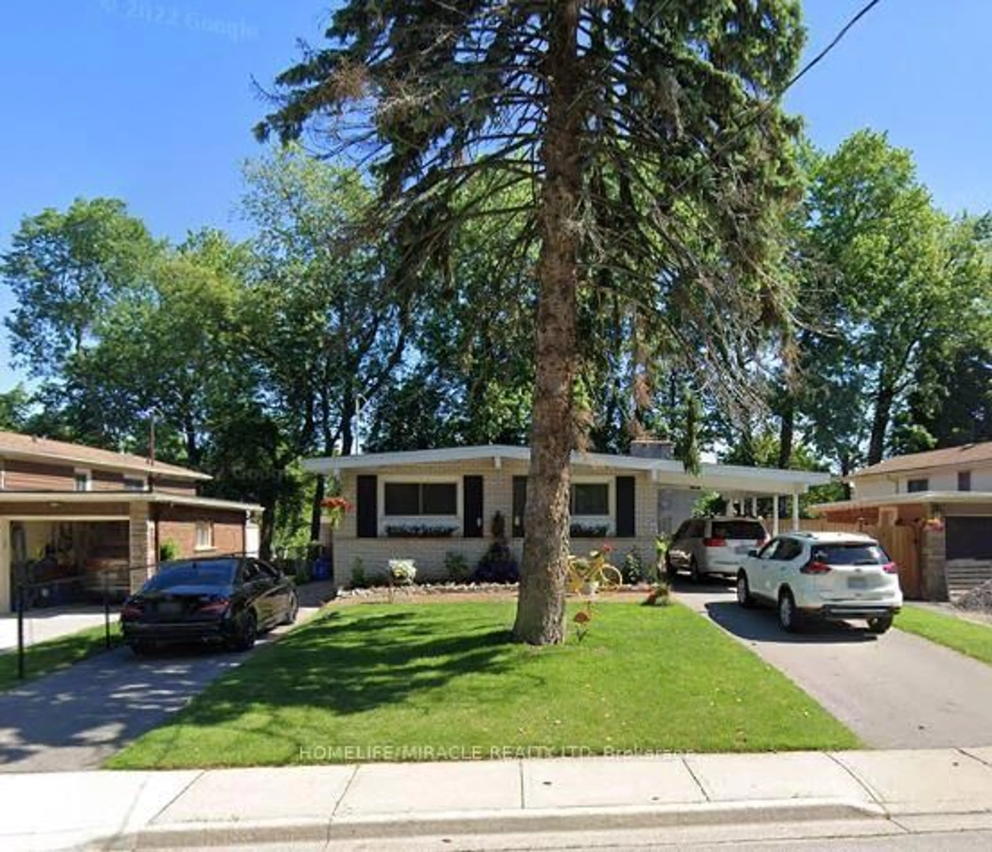 Home with vinyl exterior material, street for 28 Holbrook Rd, Hamilton Ontario L9C 2H2