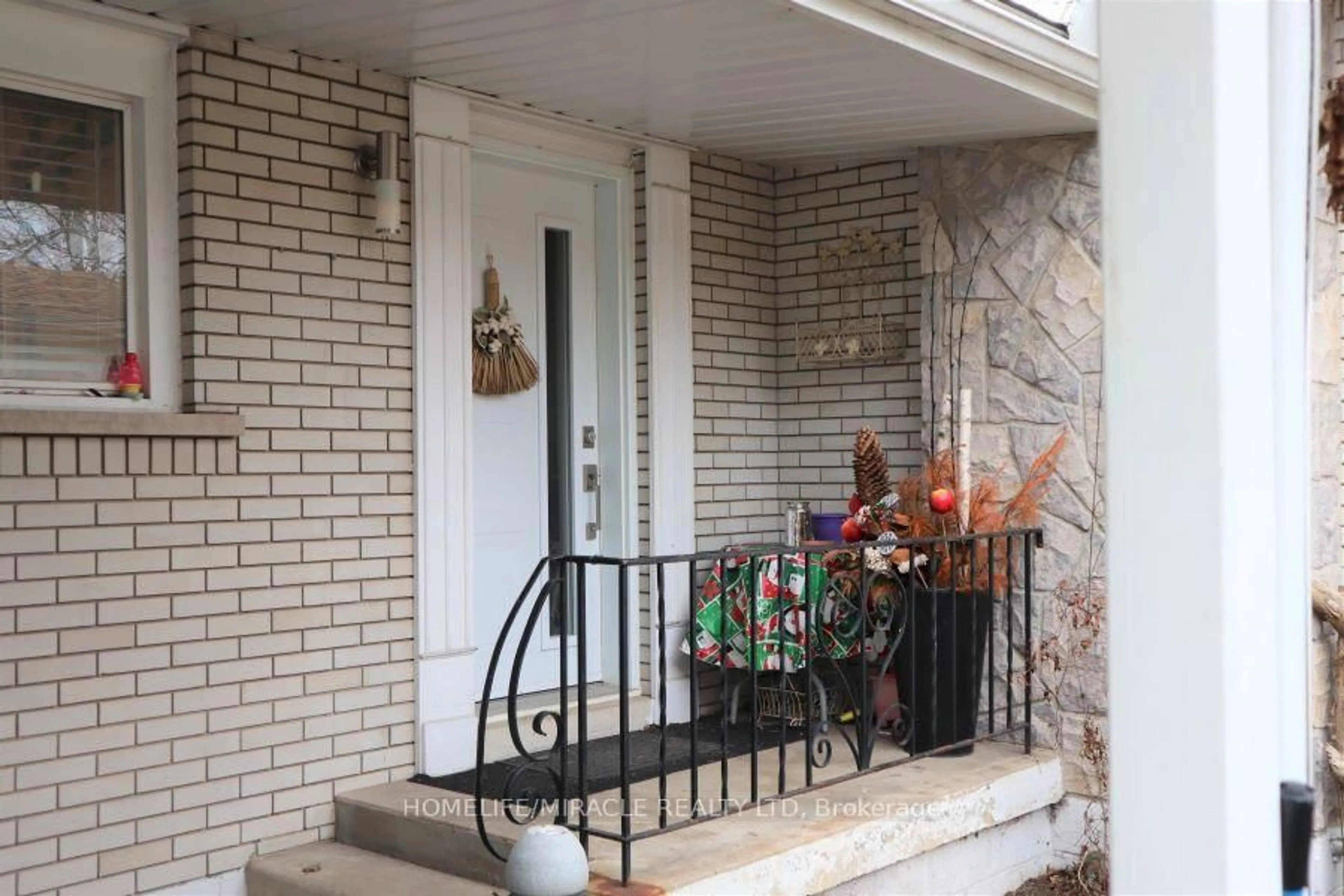 Indoor entryway for 28 Holbrook Rd, Hamilton Ontario L9C 2H2