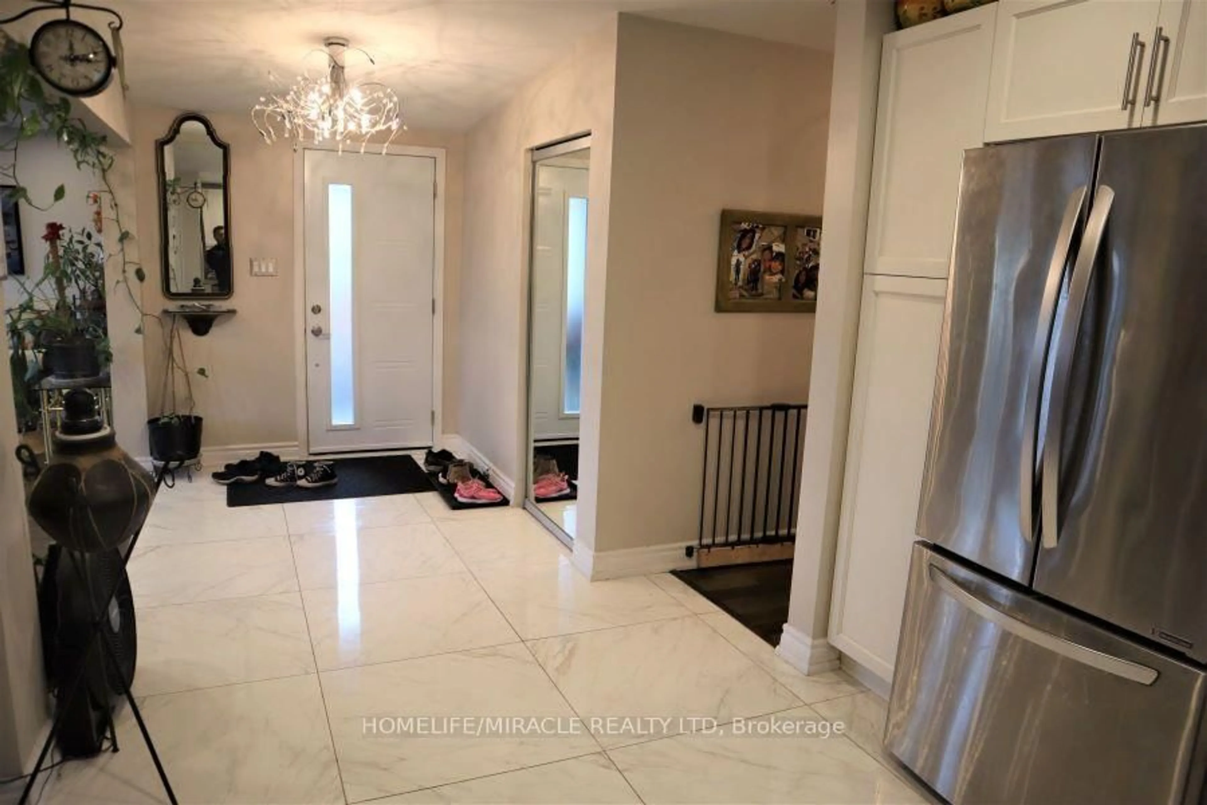 Indoor entryway for 28 Holbrook Rd, Hamilton Ontario L9C 2H2