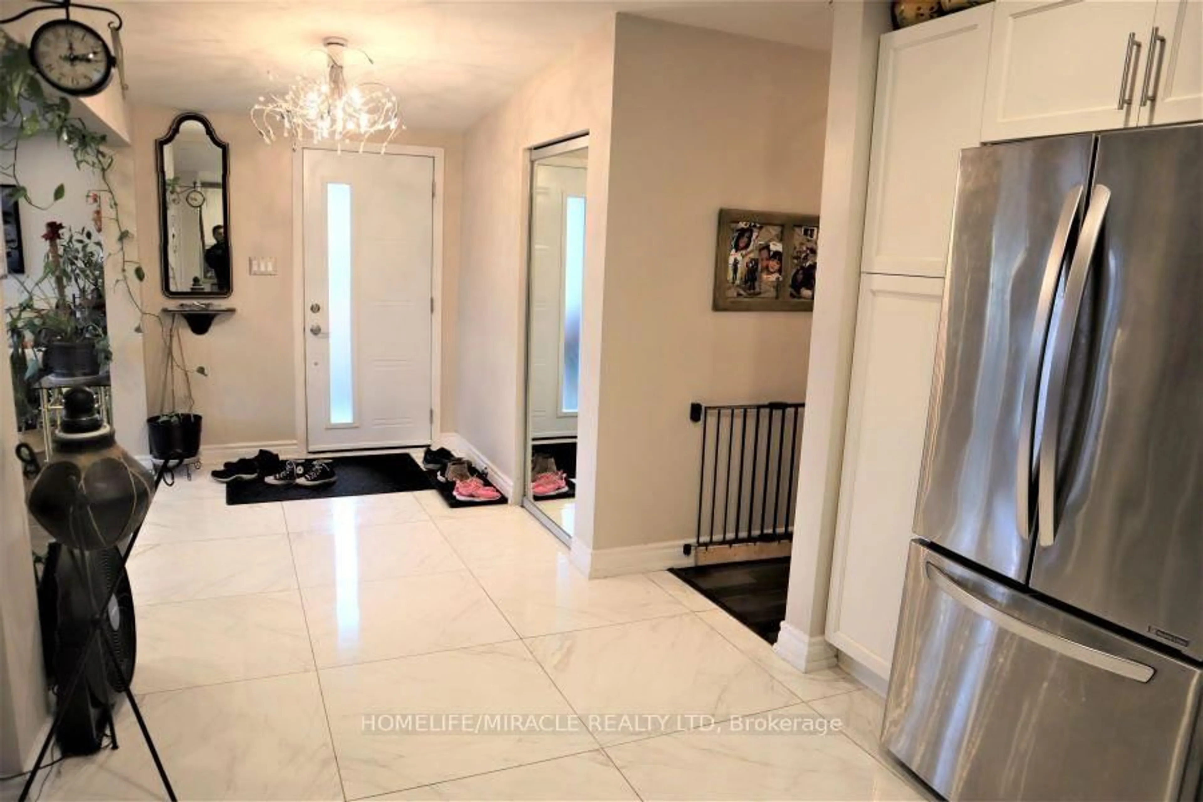 Indoor entryway for 28 Holbrook Rd, Hamilton Ontario L9C 2H2