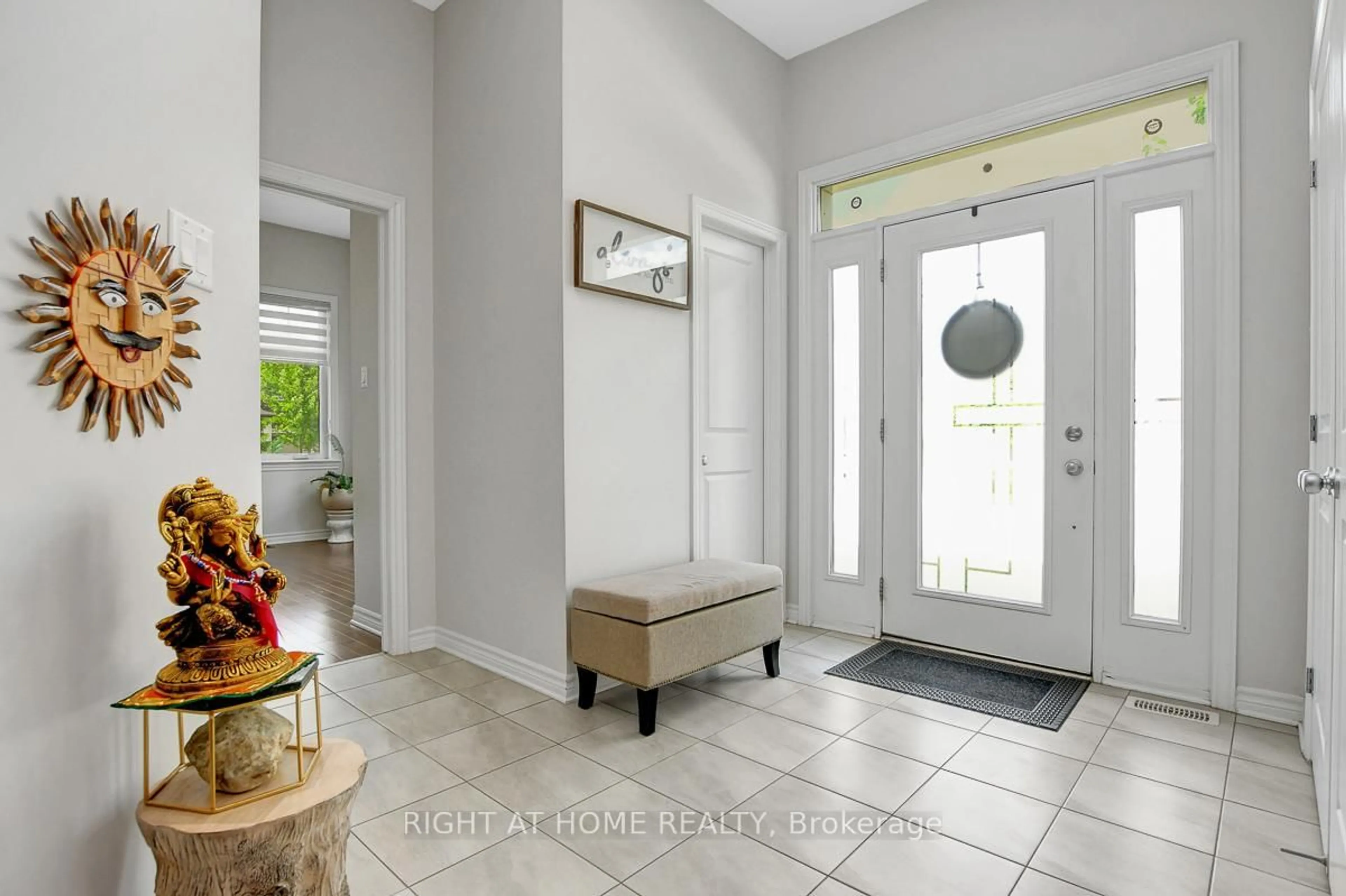 Indoor entryway for 674 Putney Cres, Ottawa Ontario K2S 2N7