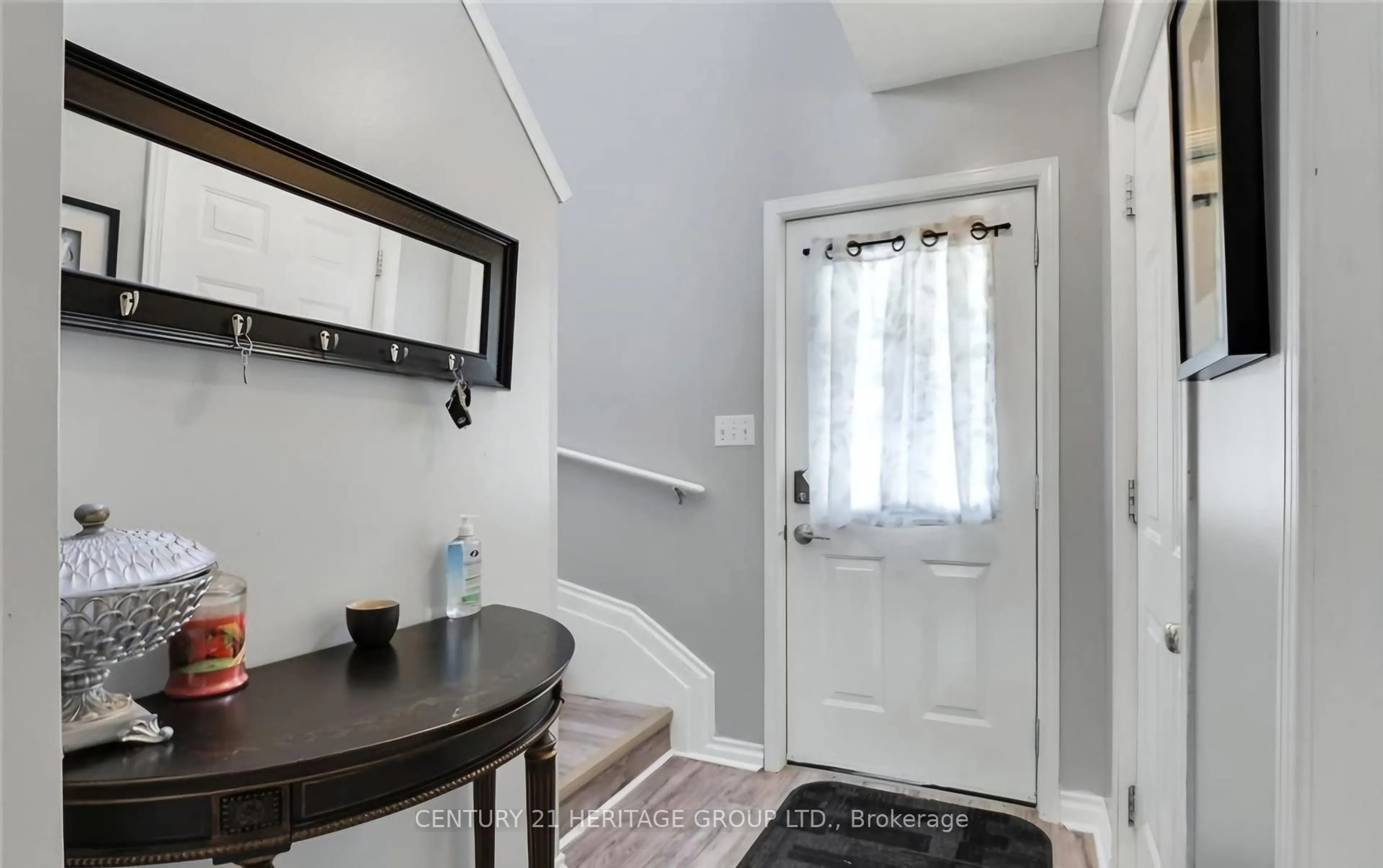 Indoor entryway for 285 Hungerford St, London East Ontario N5W 6E2