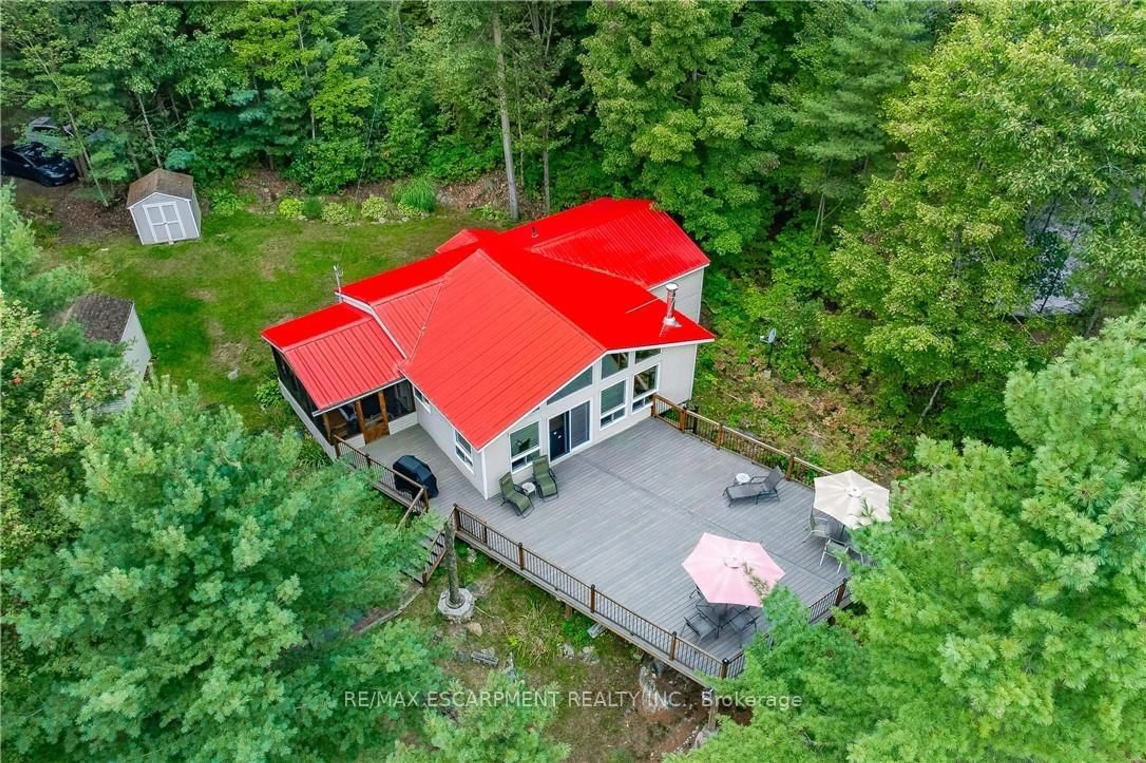A pic from outside/outdoor area/front of a property/back of a property/a pic from drone, unknown for 1076 Thanksgiving Rock Way, Gravenhurst Ontario L0K 2B0