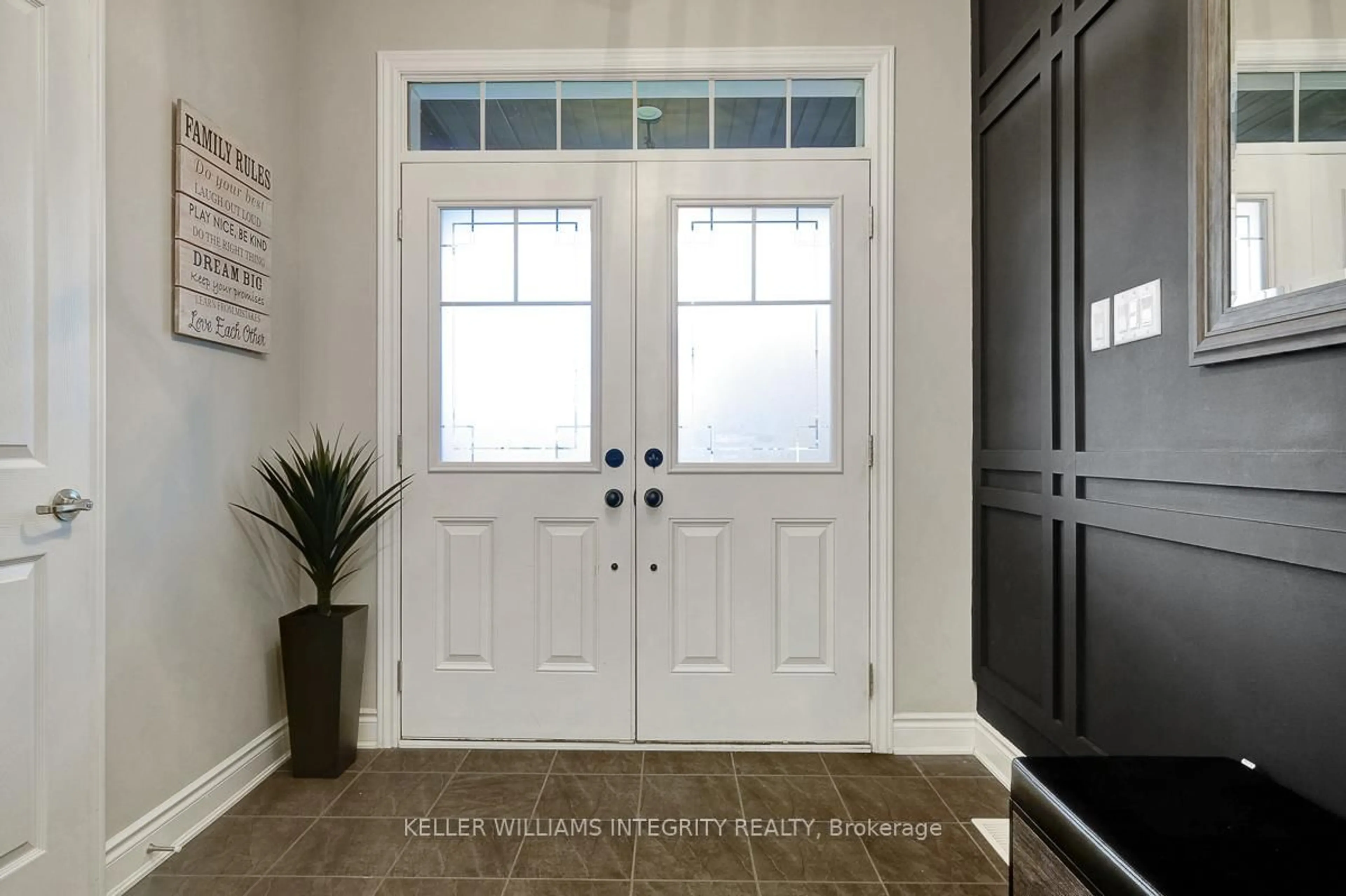 Indoor entryway for 547 Parade Dr, Ottawa Ontario K2S 0X8