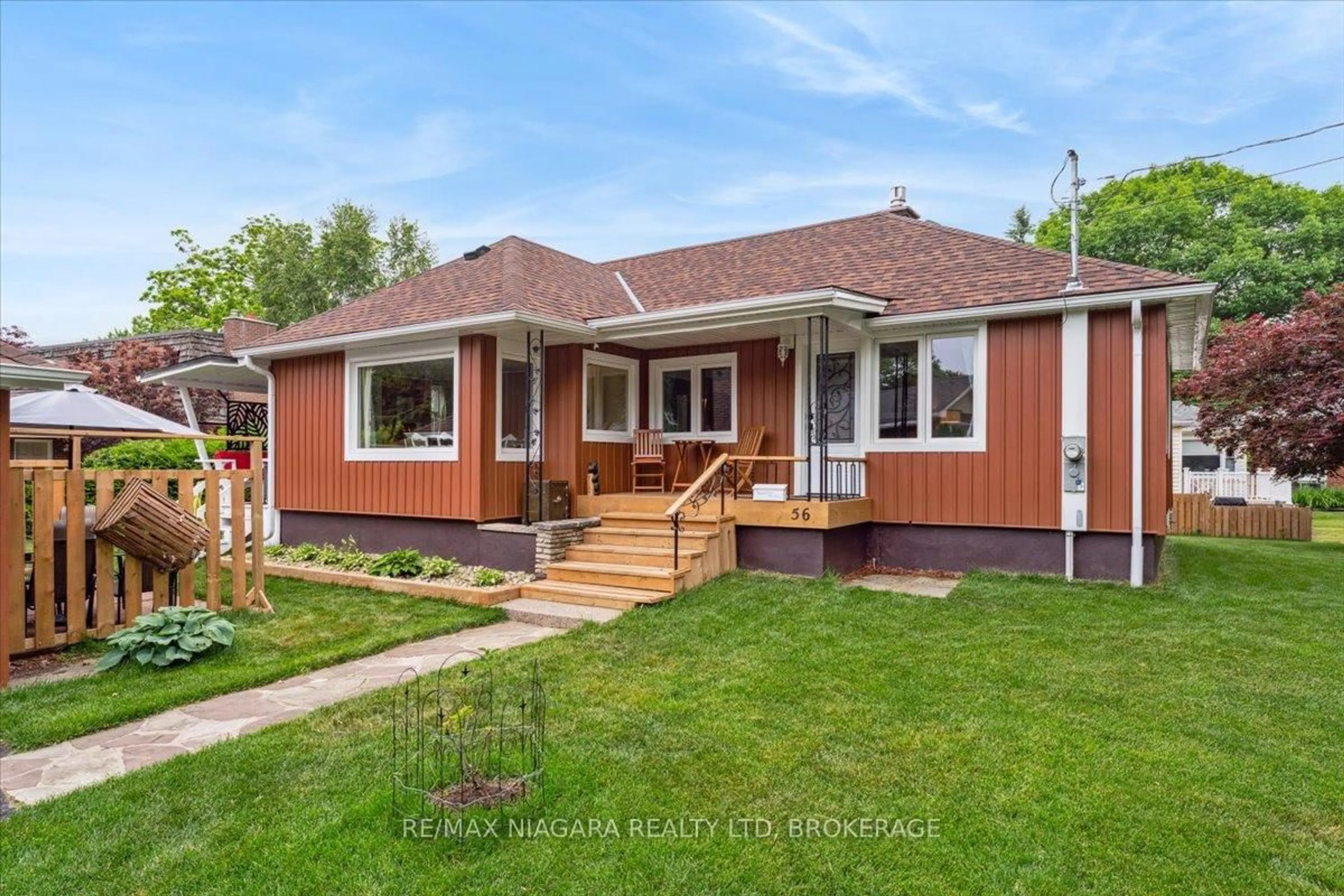 Home with vinyl exterior material, street for 56 Oakridge Cres, Port Colborne Ontario L3K 2T4