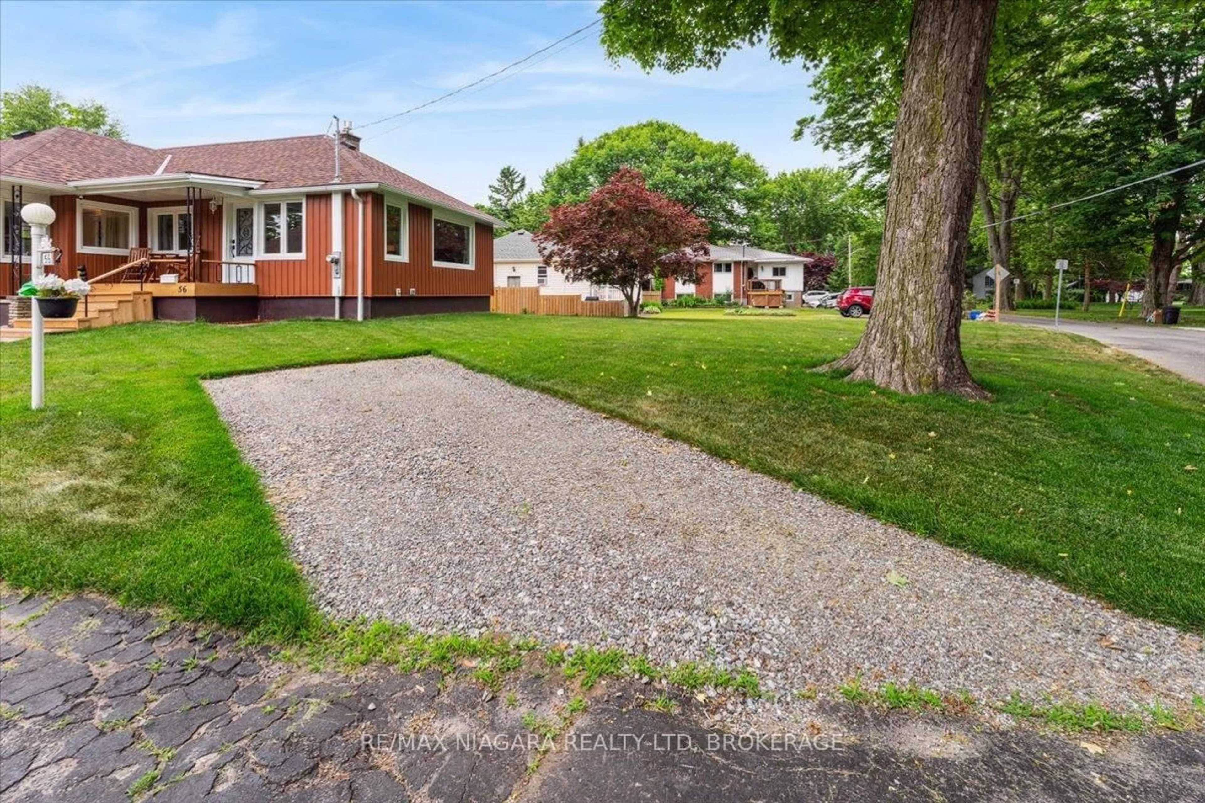 A pic from outside/outdoor area/front of a property/back of a property/a pic from drone, street for 56 Oakridge Cres, Port Colborne Ontario L3K 2T4