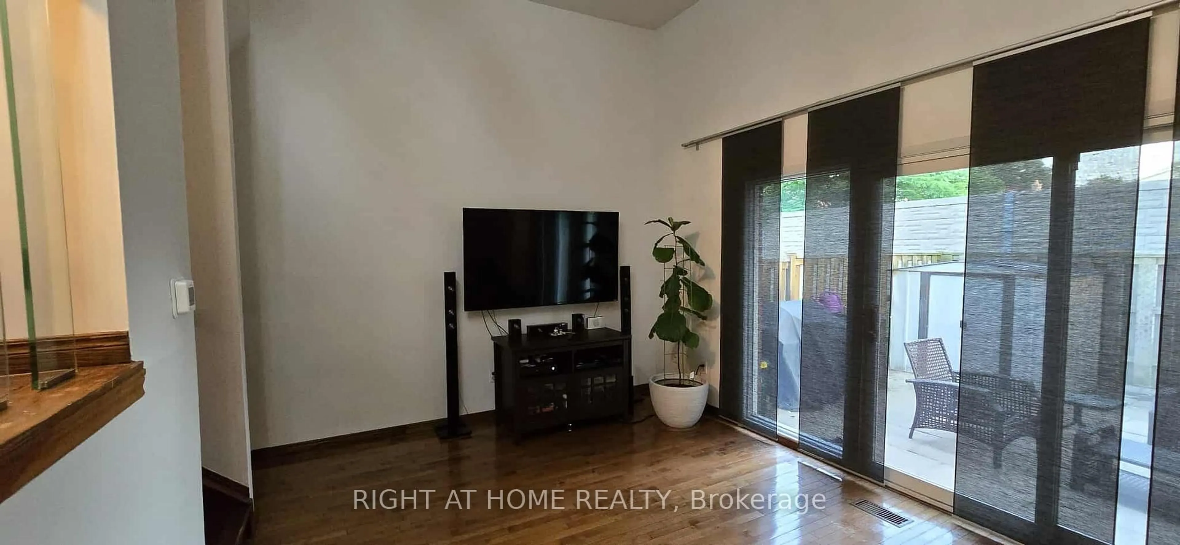 A pic of a room for 11 Harrisford St #68, Hamilton Ontario L8K 6L7