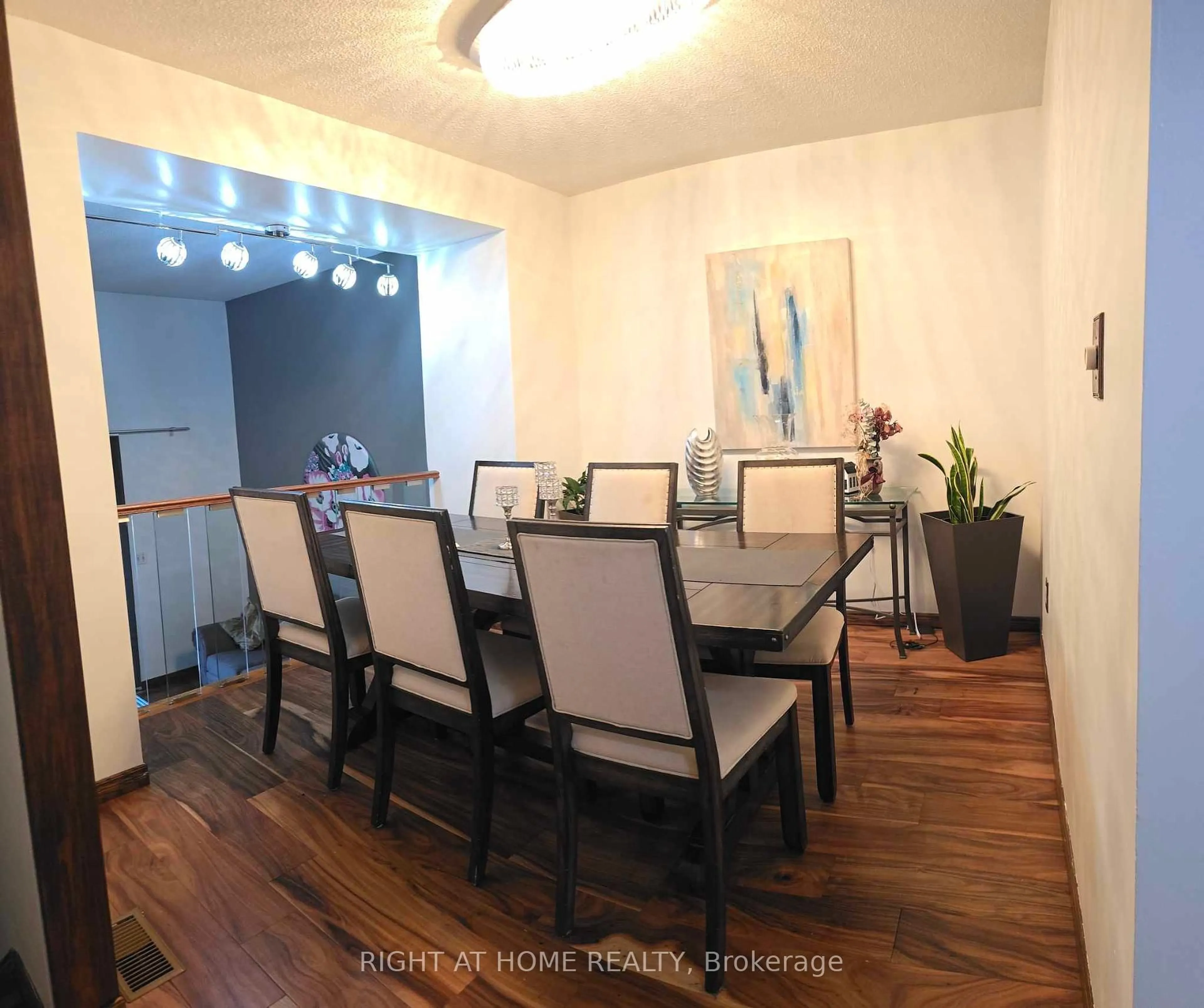 Dining room, wood/laminate floor for 11 Harrisford St #68, Hamilton Ontario L8K 6L7