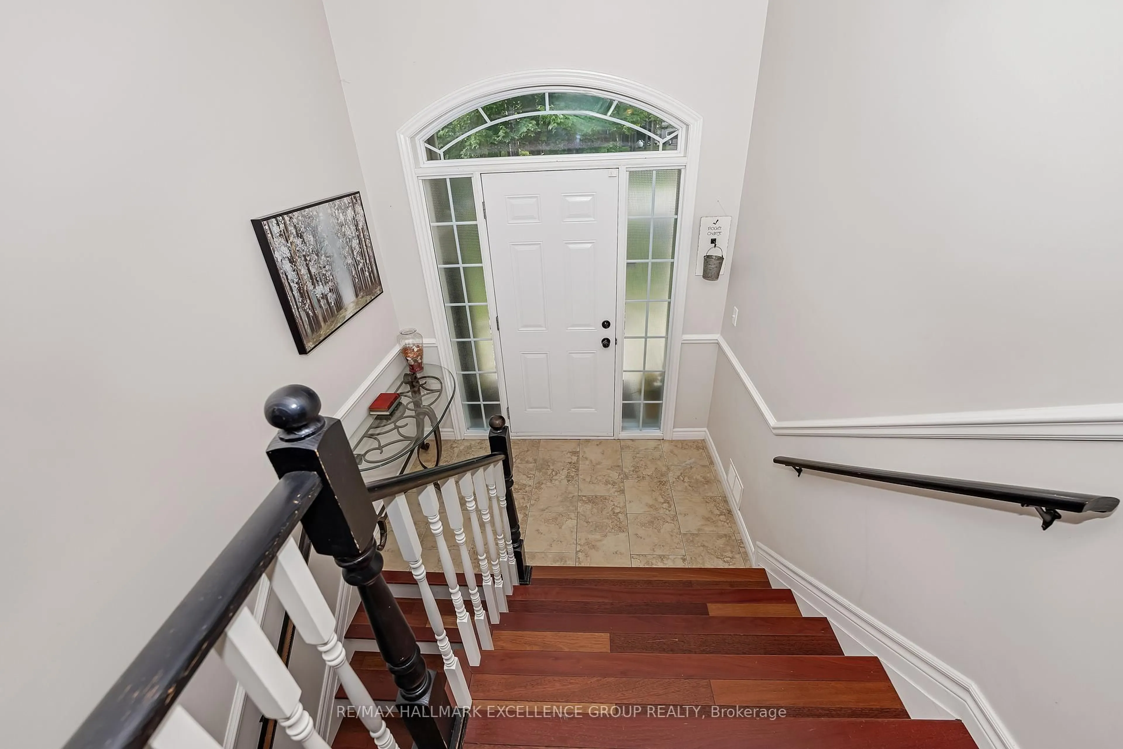 Indoor entryway for 2709 Dubois St, Clarence-Rockland Ontario K4K 1K7