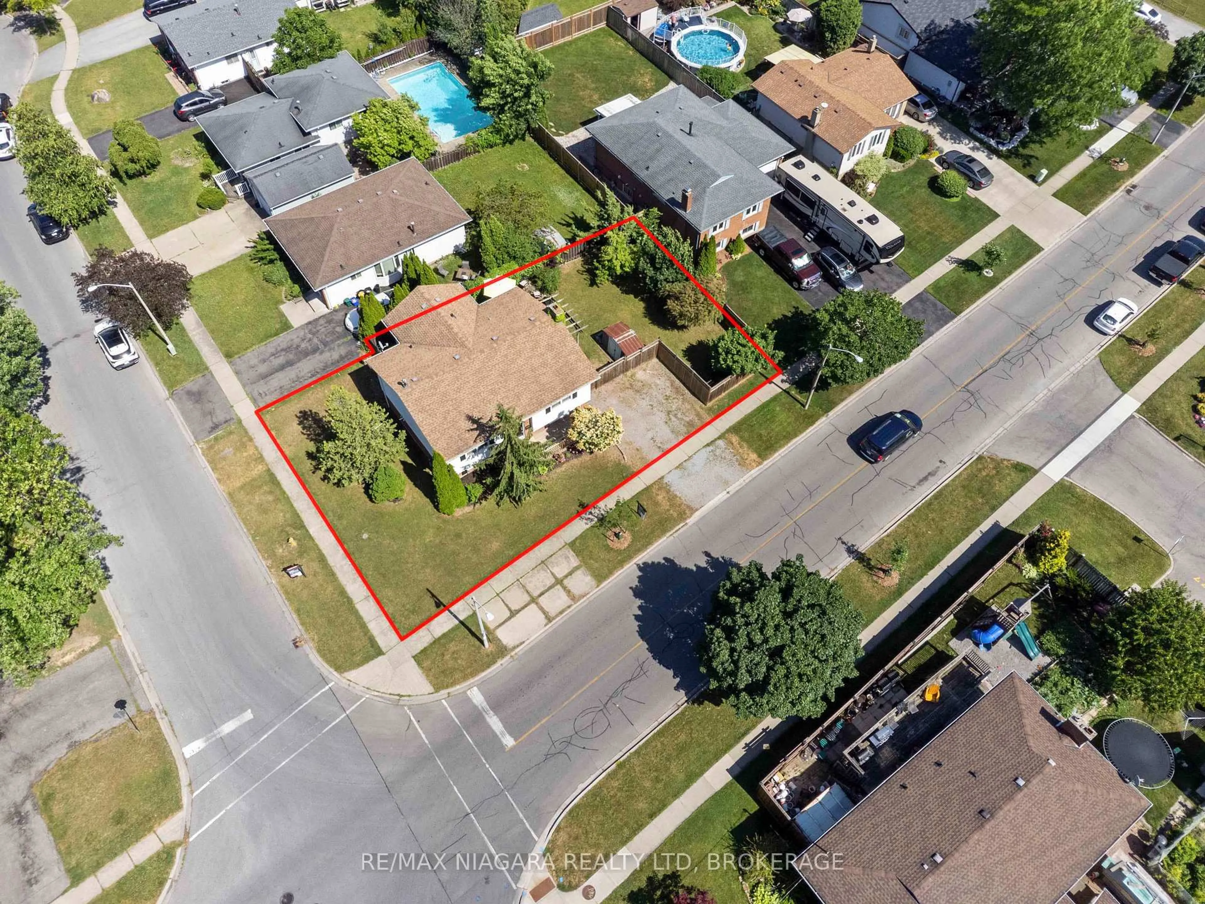 A pic from outside/outdoor area/front of a property/back of a property/a pic from drone, street for 91 Woodrow St, St. Catharines Ontario L2P 3S2