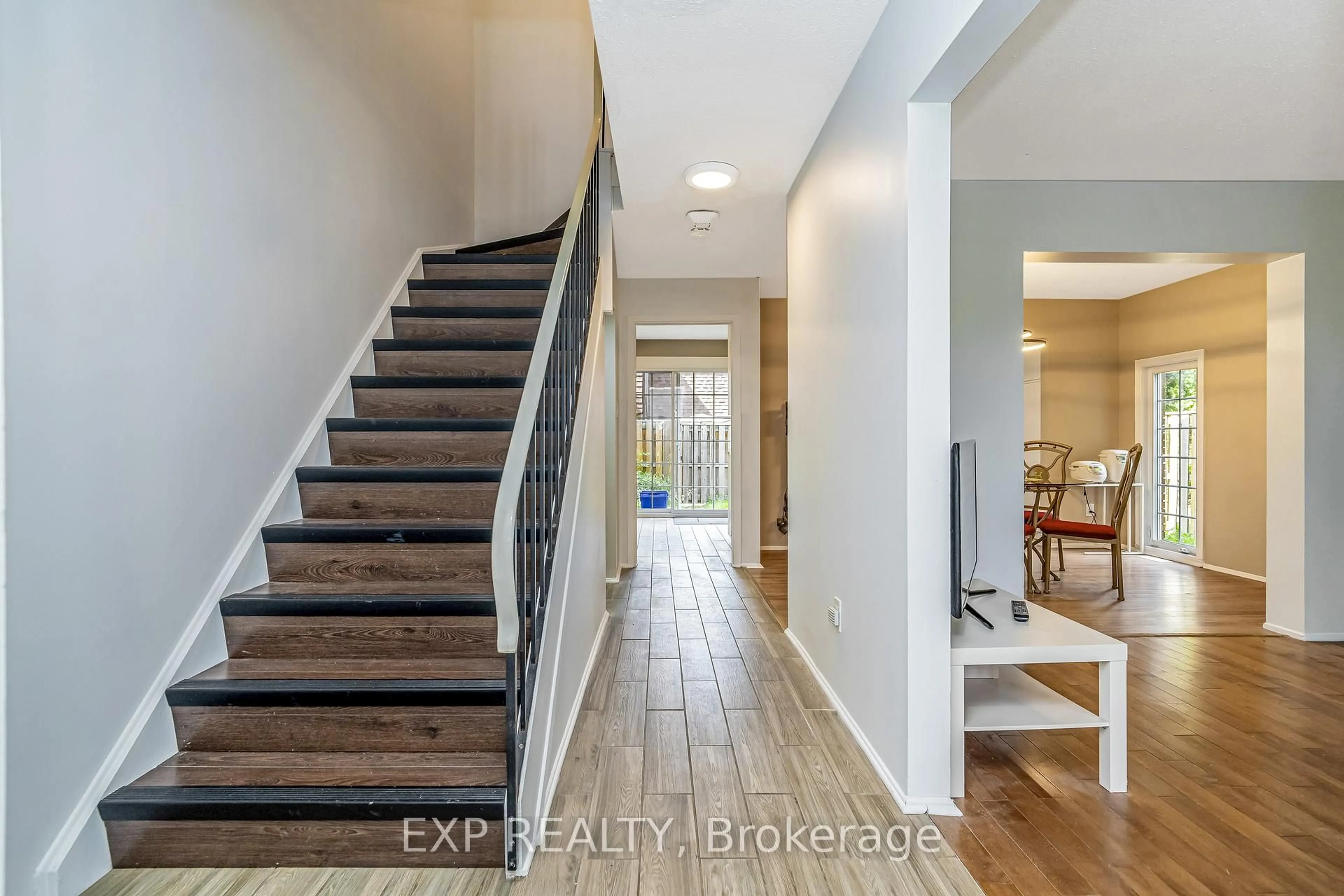 Indoor entryway for 1029 Meadowlands Dr #65, Ottawa Ontario K2C 0K5