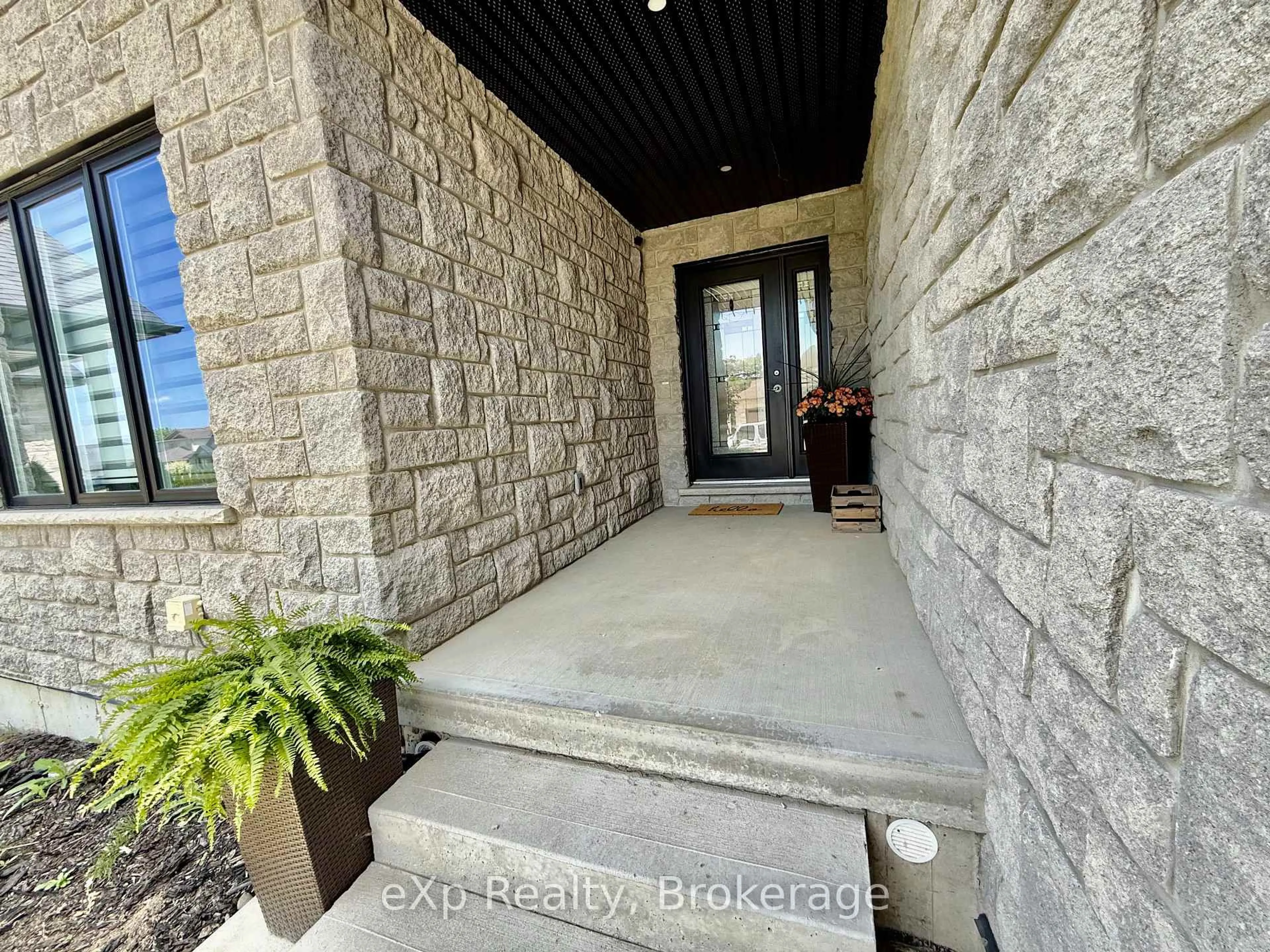 Indoor entryway for 137 17th Avenue A Ave, Hanover Ontario N4N 0B5