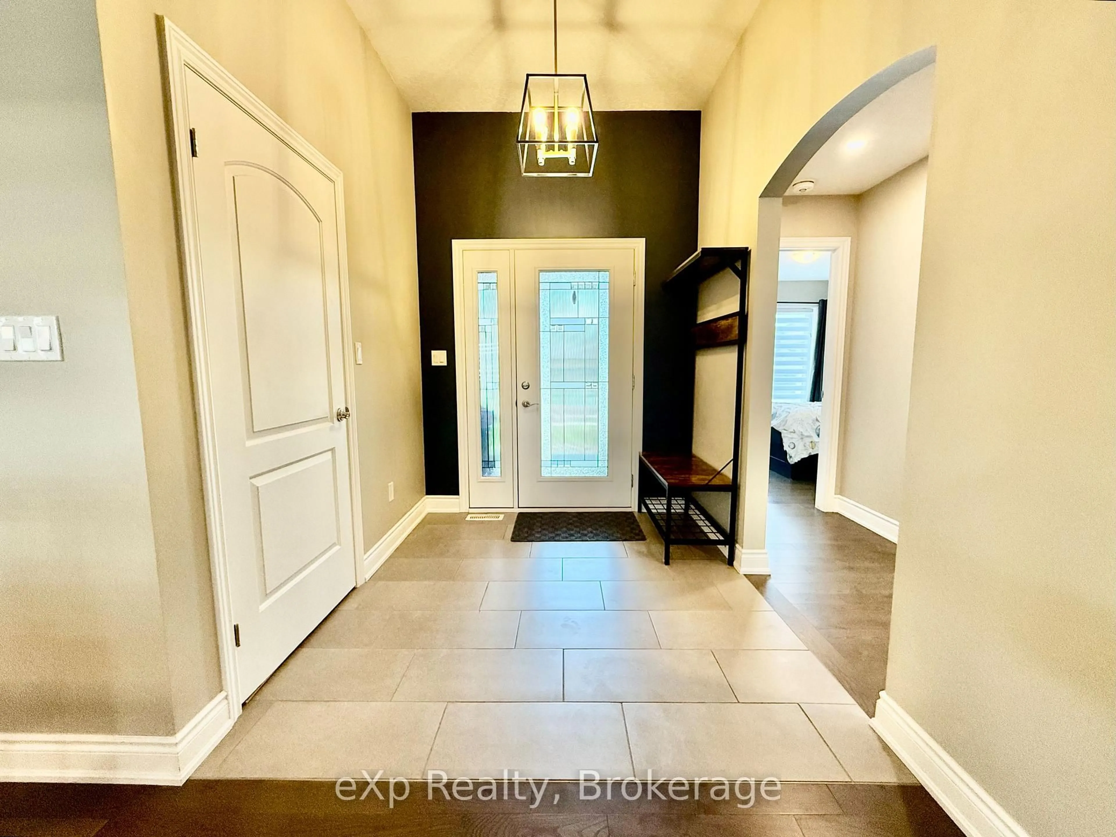 Indoor entryway for 137 17th Avenue A Ave, Hanover Ontario N4N 0B5