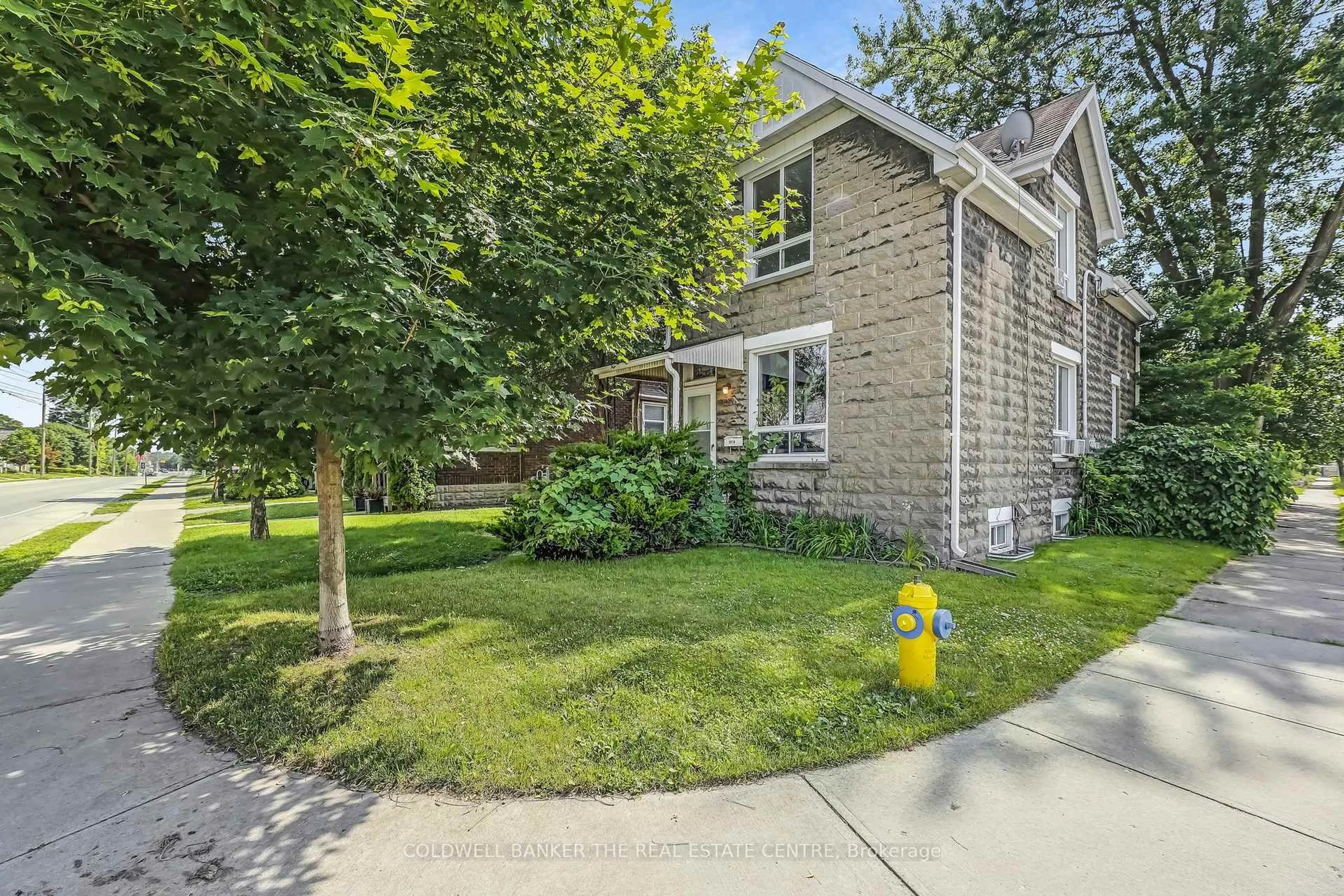 Patio, street for 281 Egerton St, London East Ontario N5Z 2H1