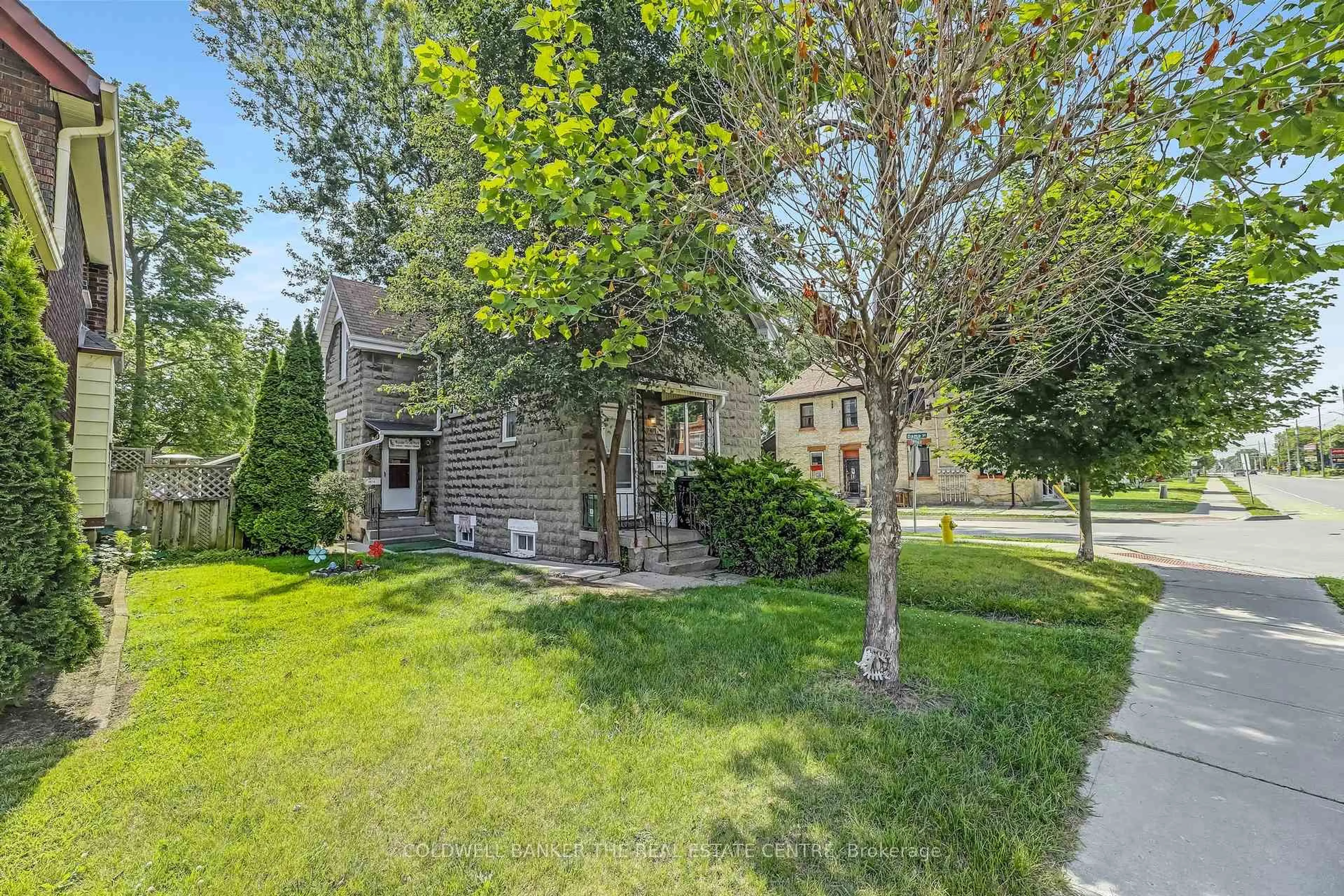 Patio, street for 281 Egerton St, London East Ontario N5Z 2H1