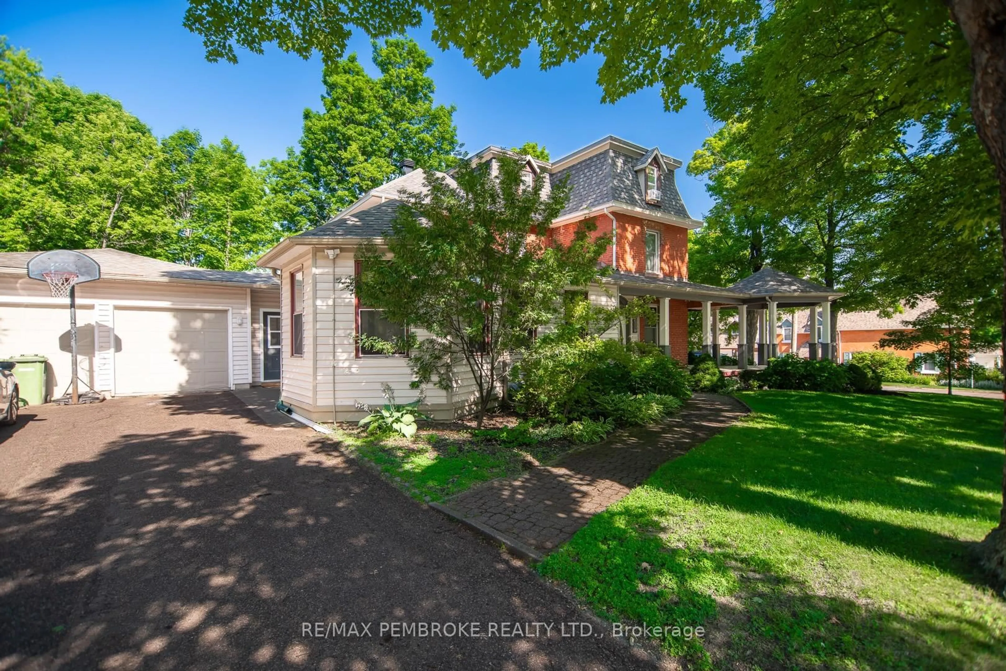 A pic from outside/outdoor area/front of a property/back of a property/a pic from drone, street for 318 Esther St, Pembroke Ontario K8A 3C7