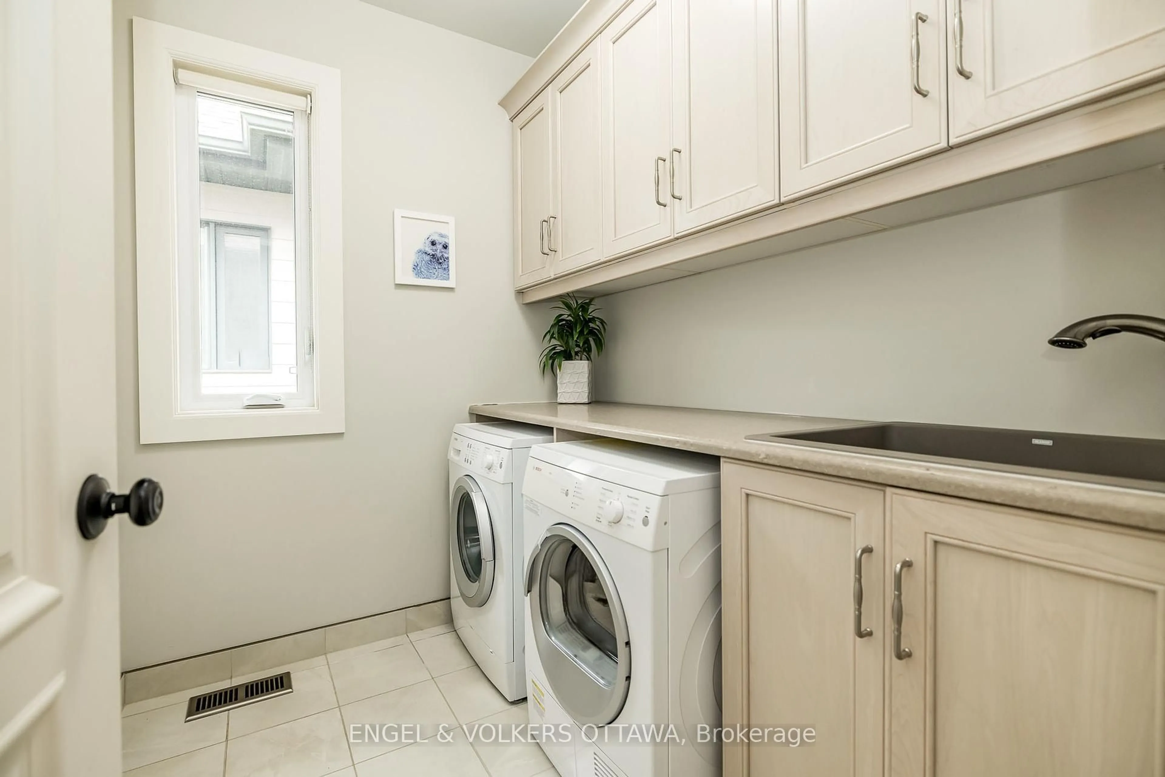 Laundry room for 300 Long Acres St, Ottawa Ontario K2M 0H1