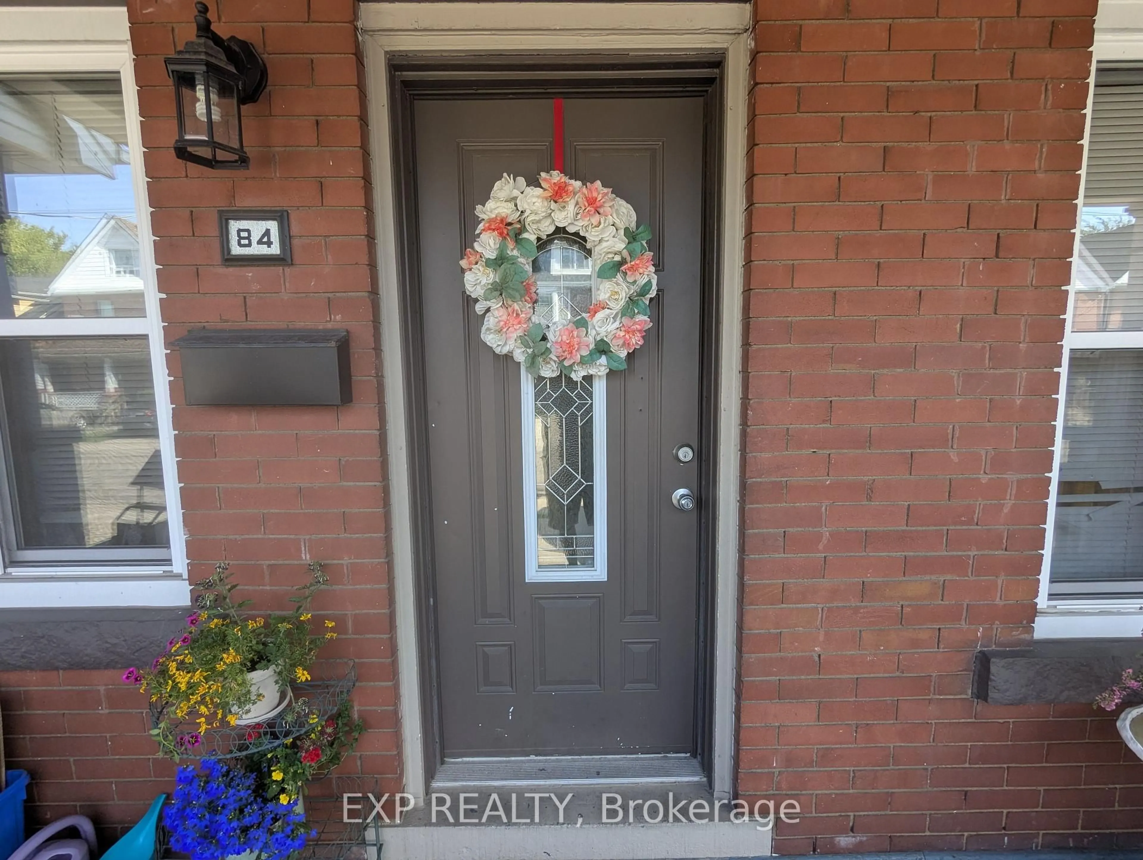 Indoor entryway for 84 Somerset Ave, Hamilton Ontario L8L 2L7